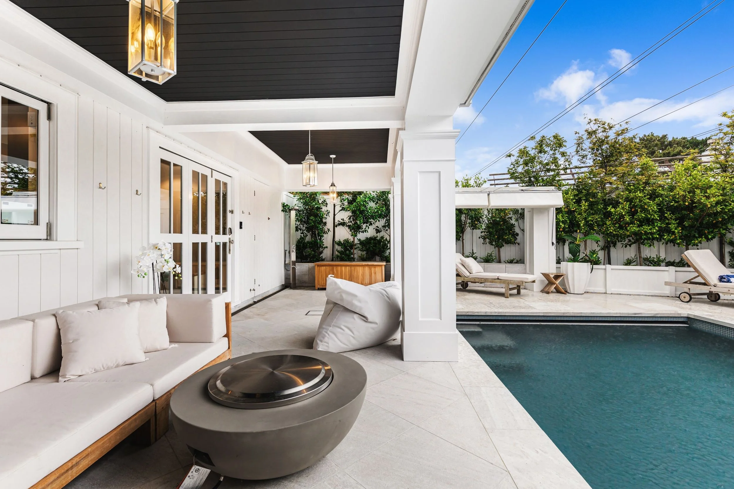 White Quartzite 600x350mm Dropface with 6x6 Paving (11).jpg