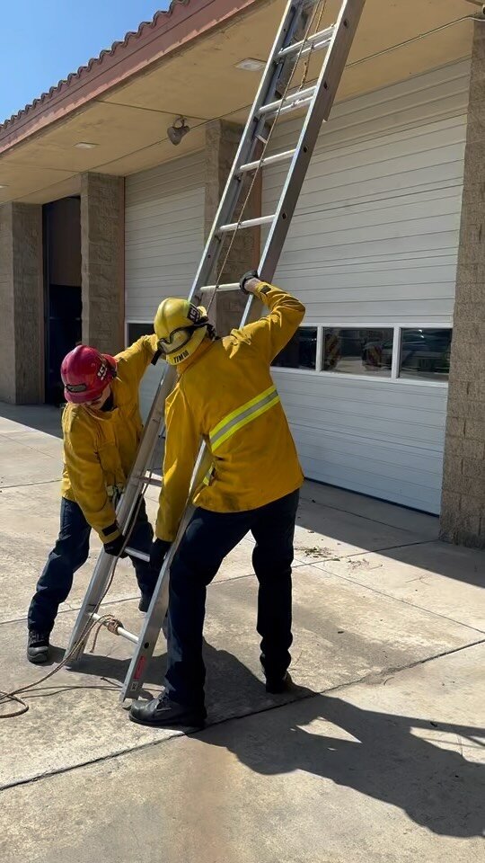 #TrainingTuesday at Station 151 with FF/PM Timm throwing ladders👨&zwj;🚒

#montclair #mymontclair #montclairfire #MFD #montclairfiredepartment #emergency #ems #firephoto #bomberos #california #firefighters #training #trainingtips #trainingday #firef