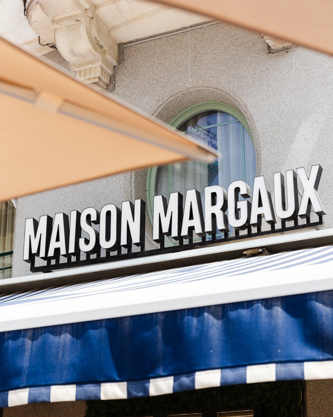 Maison Margaux service non stop breakfast, brunch (pancakes, brioche perdue, croissant), lunch (tartare, croque monsieur, pâtes)goûter, crêpes, gaufres, coffee shop, dîner, cocktails en terrasse à Nice dans un restaurant et brasserie parisienne