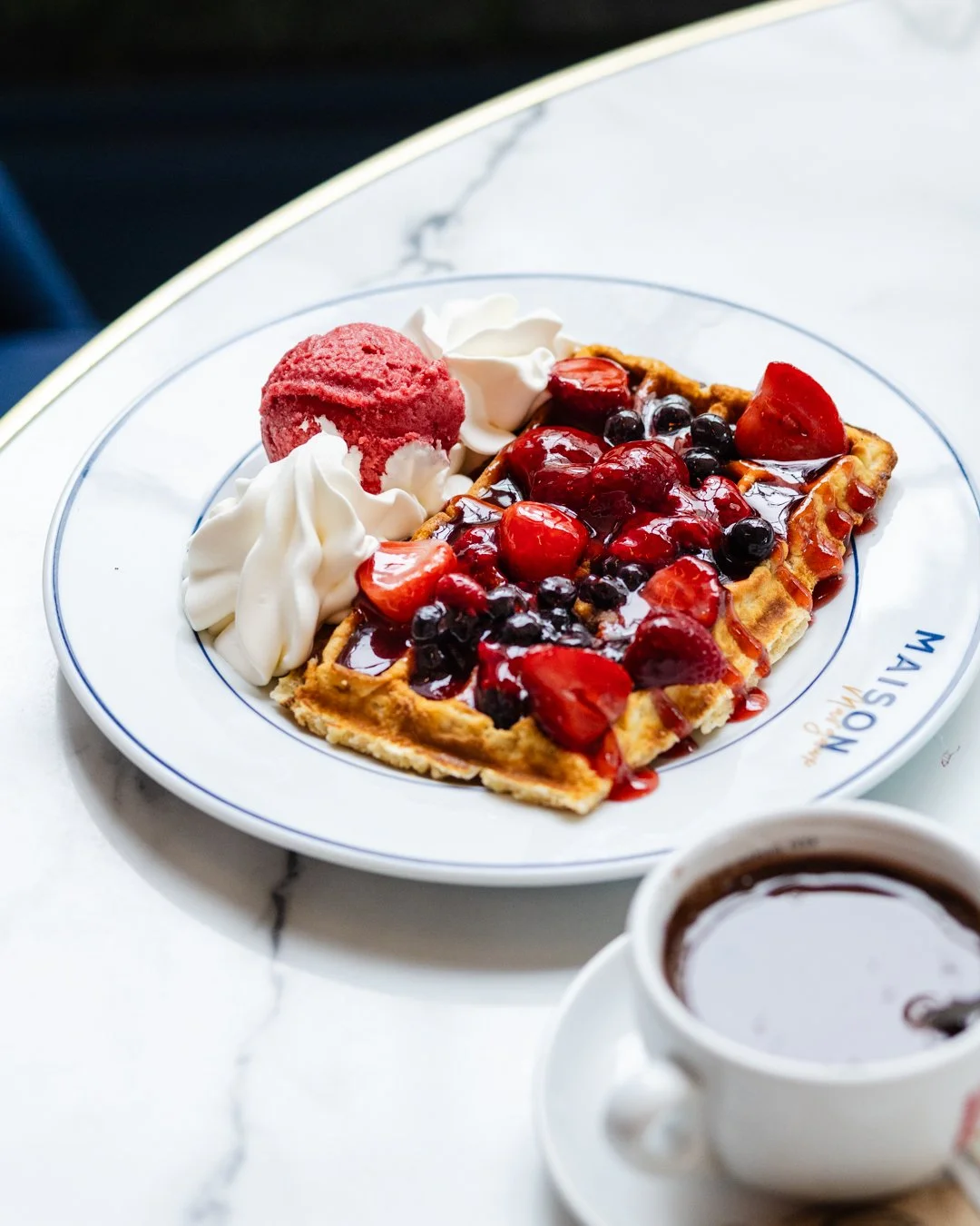 Maison Margaux service non stop breakfast, brunch (pancakes, brioche perdue, croissant), lunch (tartare, croque monsieur, pâtes)goûter, crêpes, gaufres, coffee shop, dîner, cocktails en terrasse à Nice dans un restaurant et brasserie parisienne