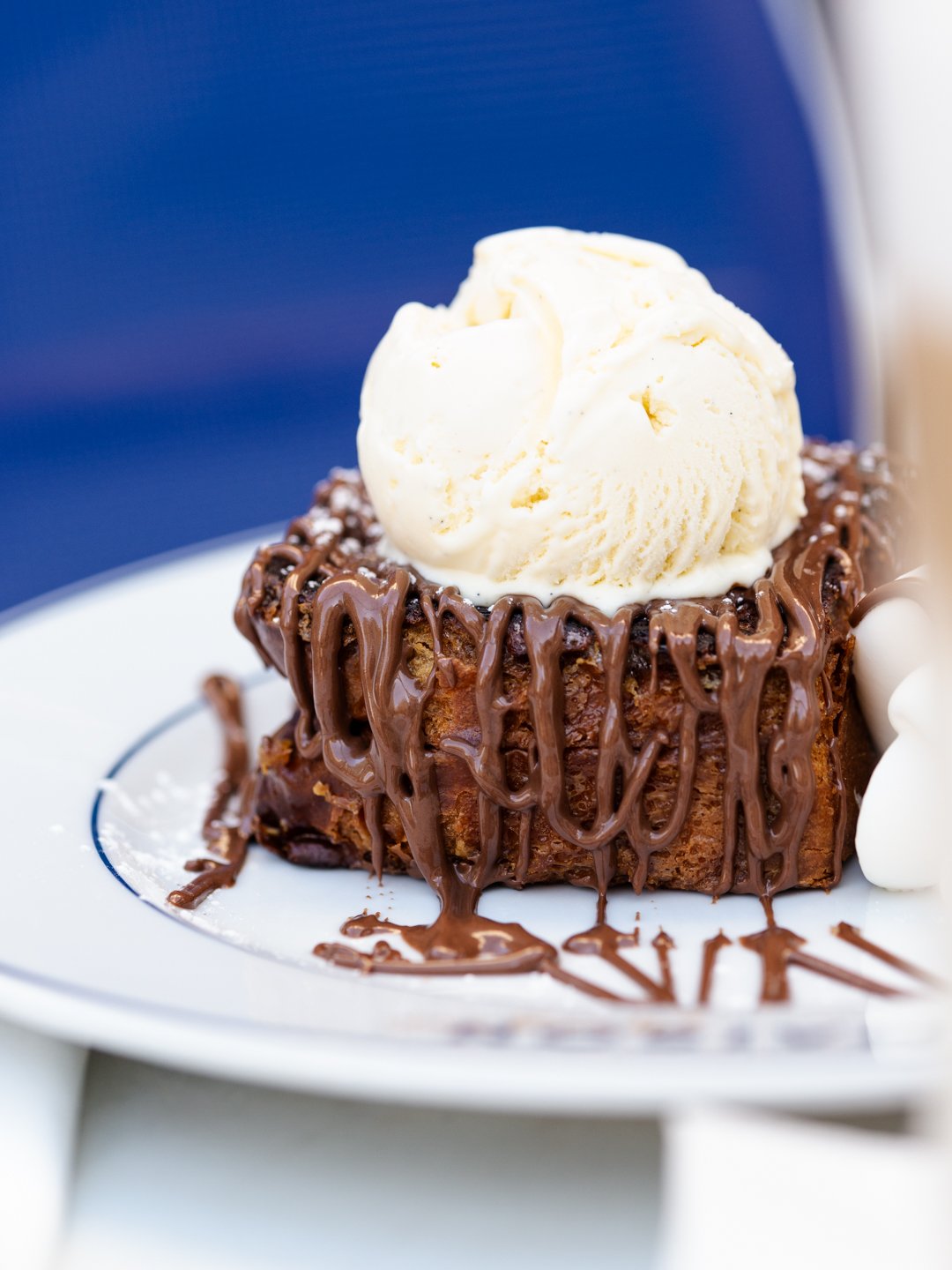 Maison Margaux service non stop breakfast, brunch (pancakes, brioche perdue, croissant), lunch (tartare, croque monsieur, pâtes)goûter, crêpes, gaufres, coffee shop, dîner, cocktails en terrasse à Nice dans un restaurant et brasserie parisienne