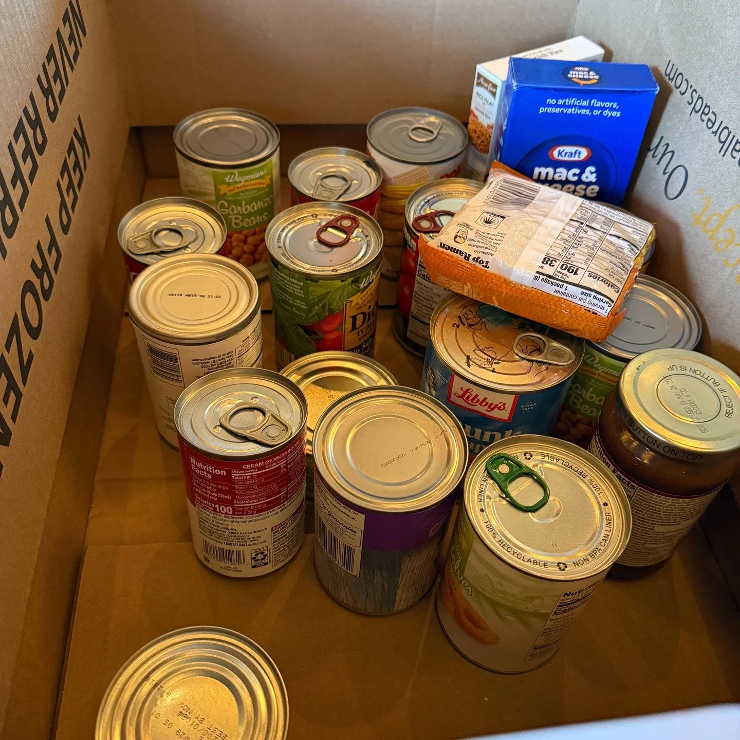 At lunchtime, the Chief and I went to @oconnorsrestaurant in #WorcesterMA to fill up their food drive box with a whole bunch of nonperishables! Then we stopped in for lunch (grilled cheese and butternut bisque soup, SO GOOD!). You should do it, too!!