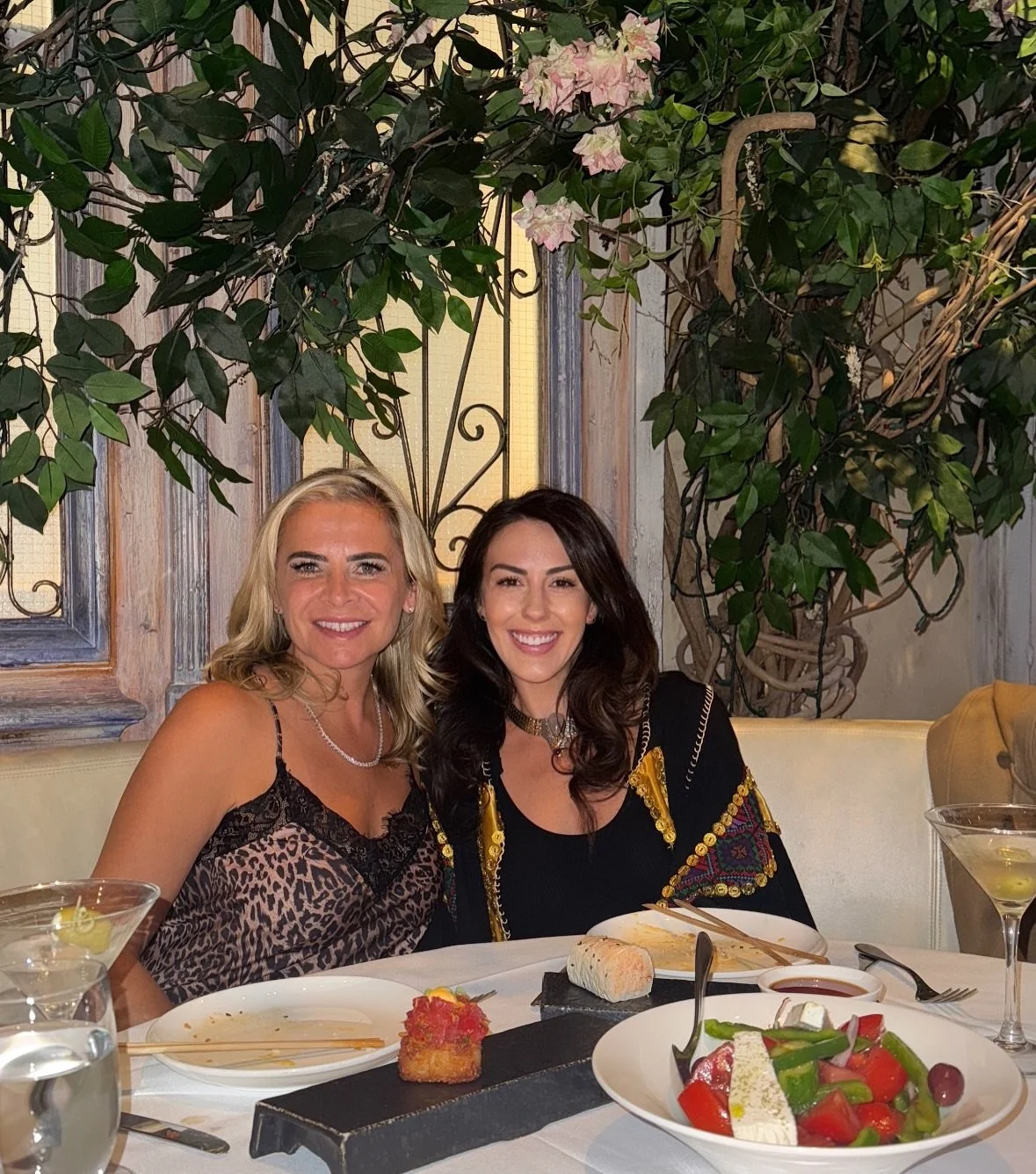 Fall fun with very special humans and doggies! 
🦋🍎🐶