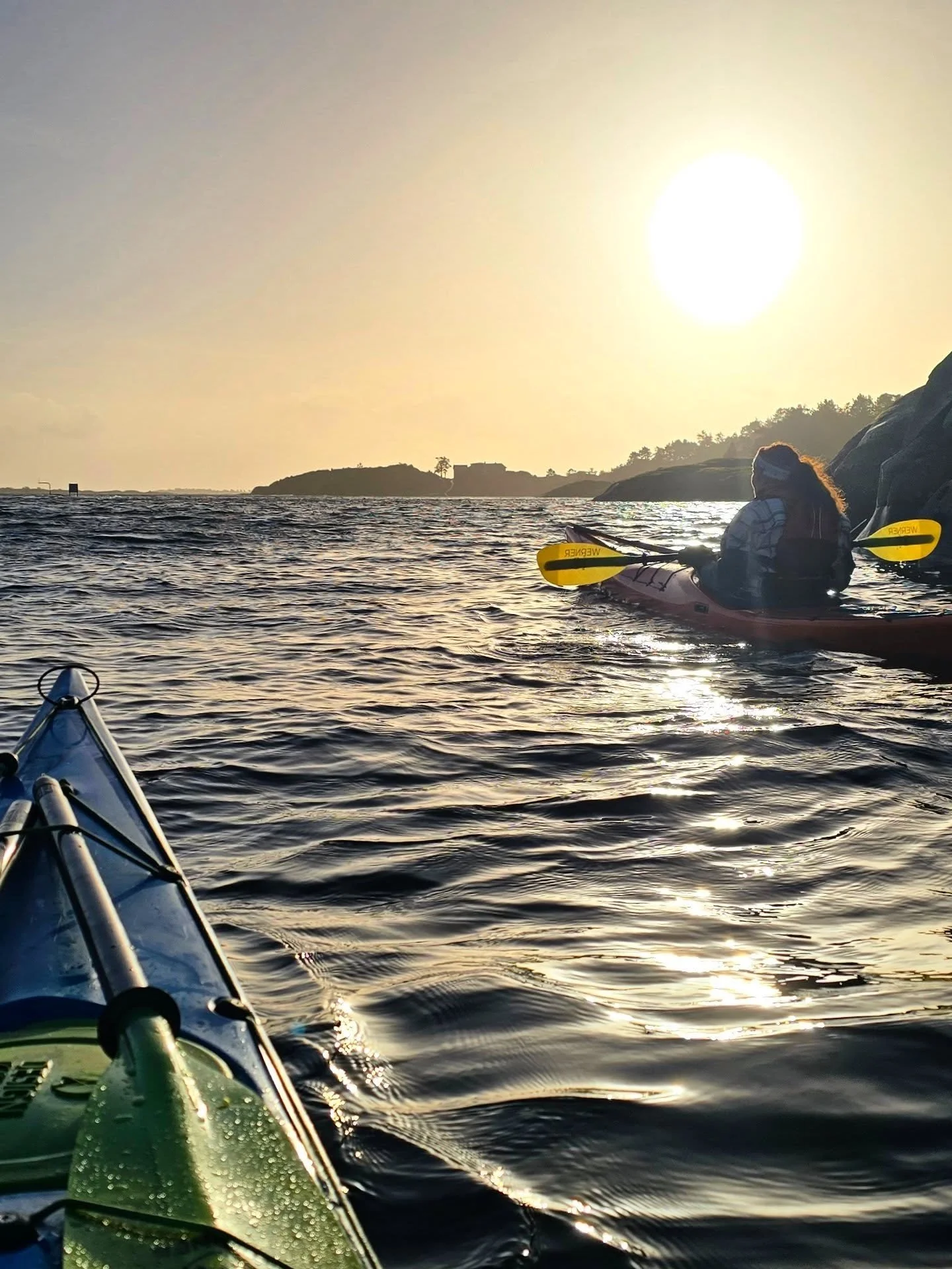 Vintermagi ✨️✨️✨️
 2 timer i kajakk - 10 forskjellige stemninger ... 

💙🧡💙🧡💙🧡
 Og styrken med en lokasjon som byr p&aring; fantastiske opplevelser selv ved vindstyrke p&aring; over 10 m/s i havgapet og &aring;rets f&oslash;rste isbryting i skje
