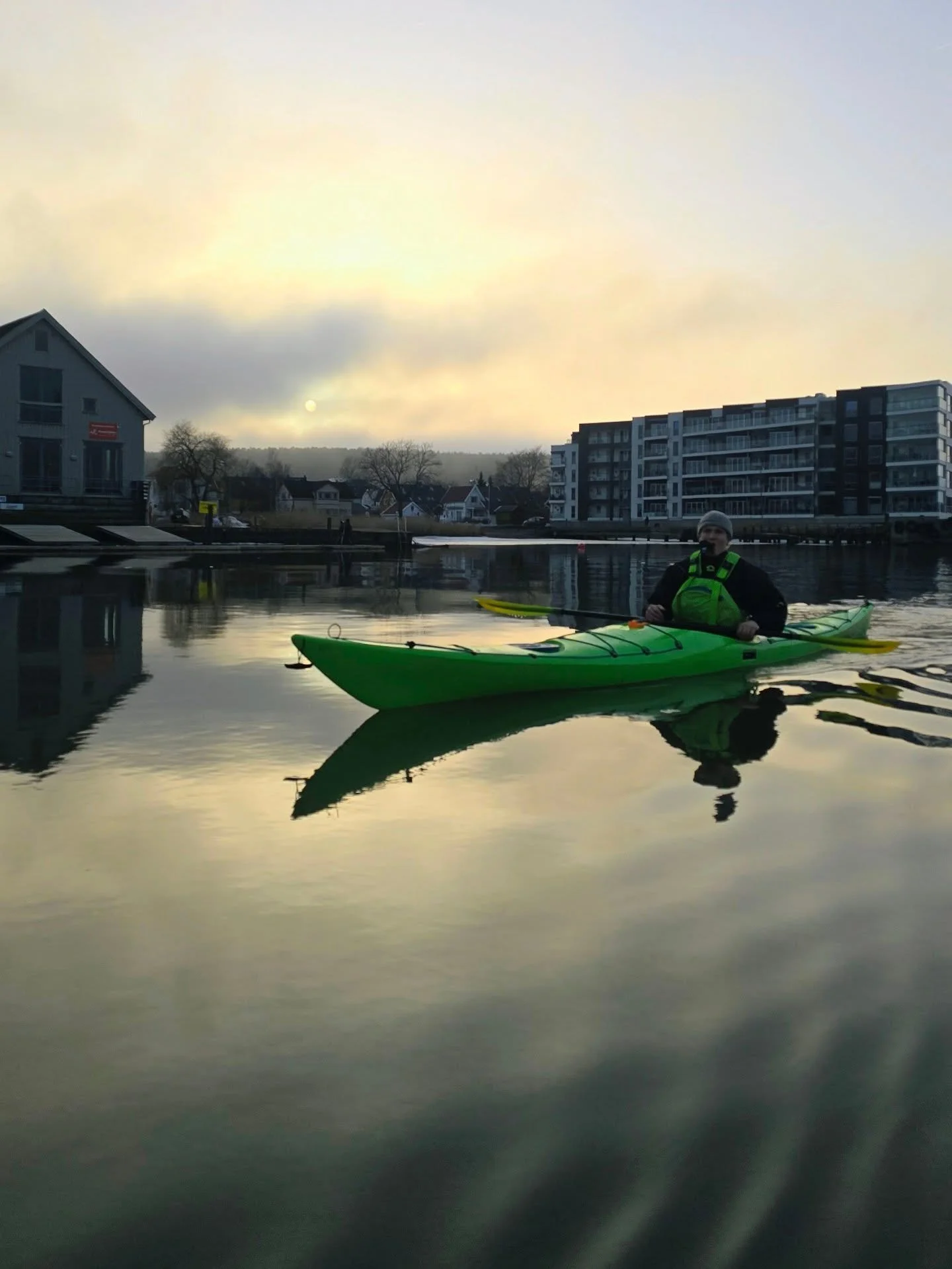 10 stemninger p&aring; 1 time... 
🌅🌝🌫🌥❄️🌞

Har du en favoritt?? 

❄️❄️❄️

Uforutsigbar er vel beste beskrivelse av  denne vinter -  men de siste dagene har is blitt til vann igjen flere steder... 🤩

Med planlagt padling for en av norges store i