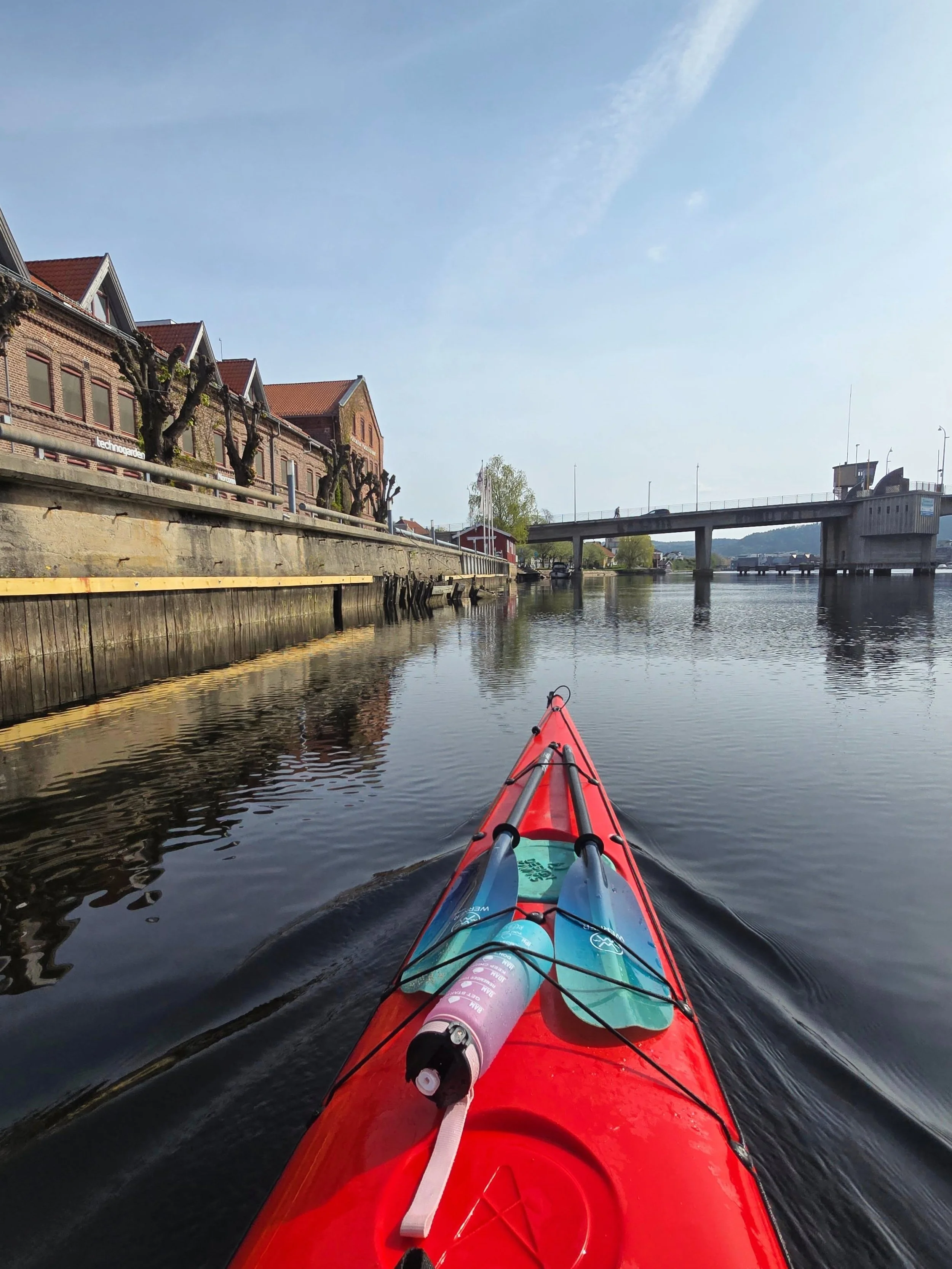 Tre timers magi i Porsgrunn ❤️🫶❤️

Noe av det beste med padling er at det er mulig &aring; dra p&aring; eventyr s&aring; mange forskjellige steder... 

Fra DuVerden og kystkulturen, forbi lasteplanet og Porsgrunn mek, porselensmuseet og inn Lilleelv