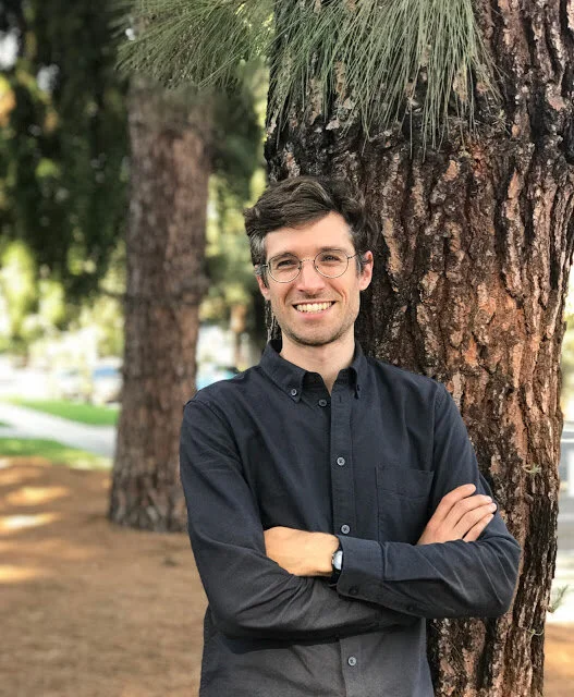 Julian Petri or Socrates? Whose trail to philosophical questions is better?