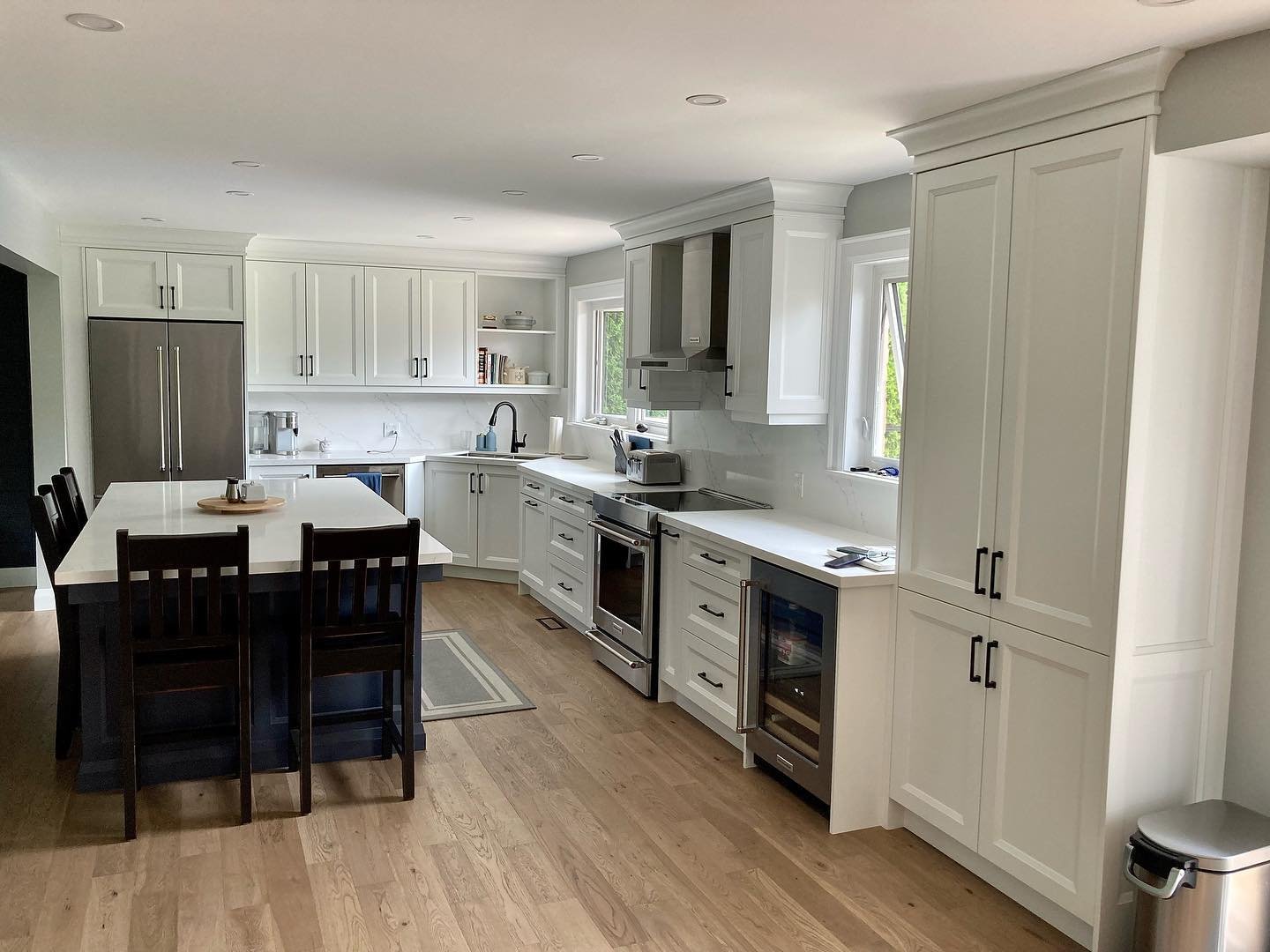 A few weeks ago we wrapped up this beautiful, bright white kitchen with a blue island and corner sink design.
#design #kitchendesign #custommade #toronto #muskoka #customcabinetry #whitekitchen #custom #kitchencabinetry