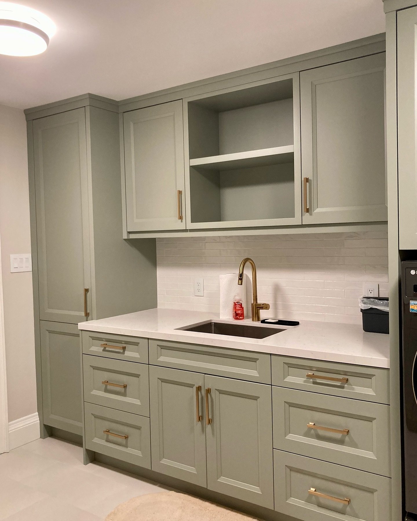 There’s no shortage of storage and drying space in this laundry room. Handling laundry day with ease, and comfort, while doing it in style!
#customcabinetry #laundryroom #torontointeriordesign #millwork #interiordesign #cabinetrydesign #custom