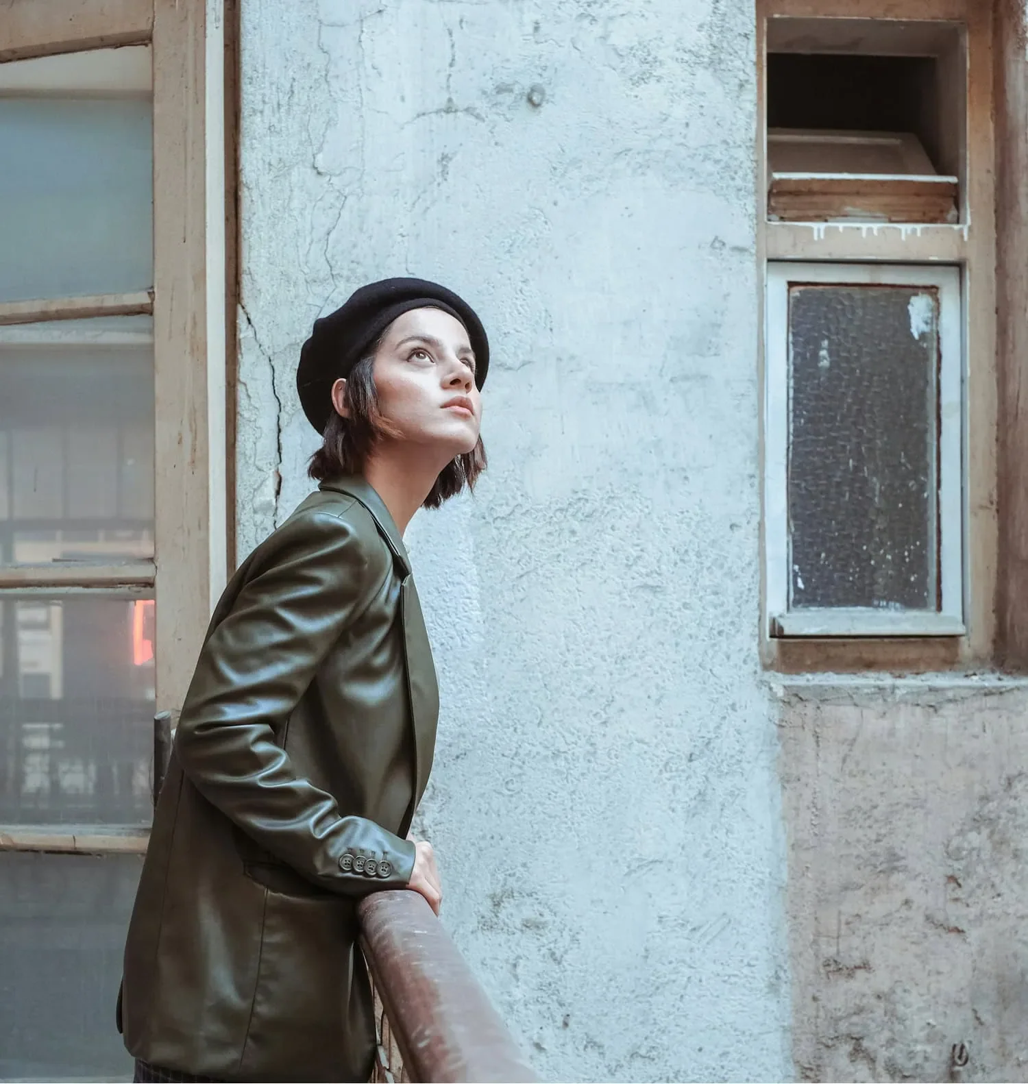 woman looking upward outdoors reflecting on growth from online business workshops