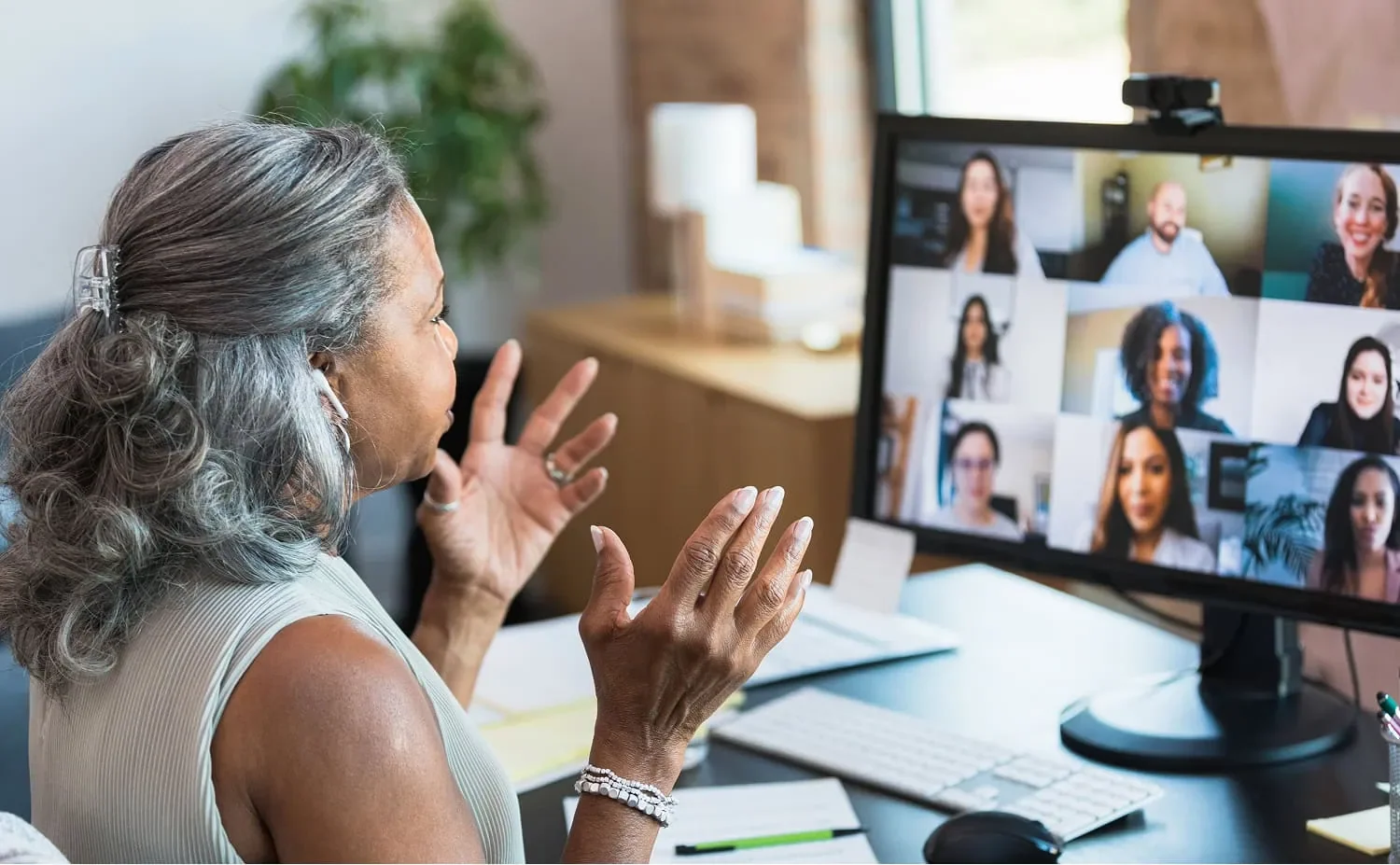 woman on video call supporting francophone entrepreneurs