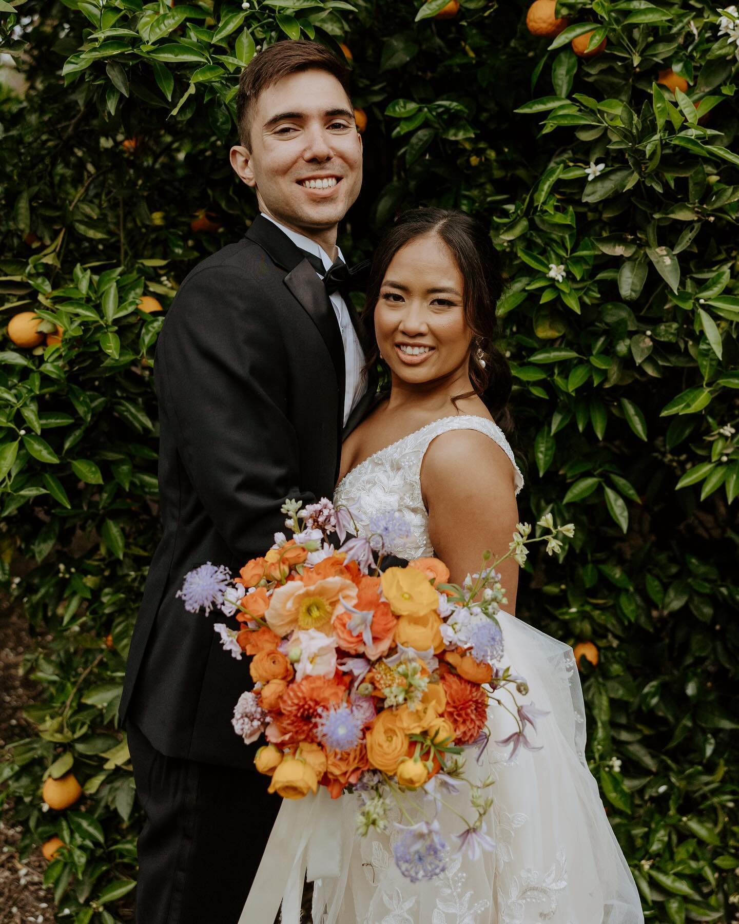 We manifested COLOR this year and here is one beautiful example. 

Photographer: @parallel33photography 
Venue: @twinoaksgardens 
Bride: @hoorayitsmarey 
Florals: @nancylobodesigns