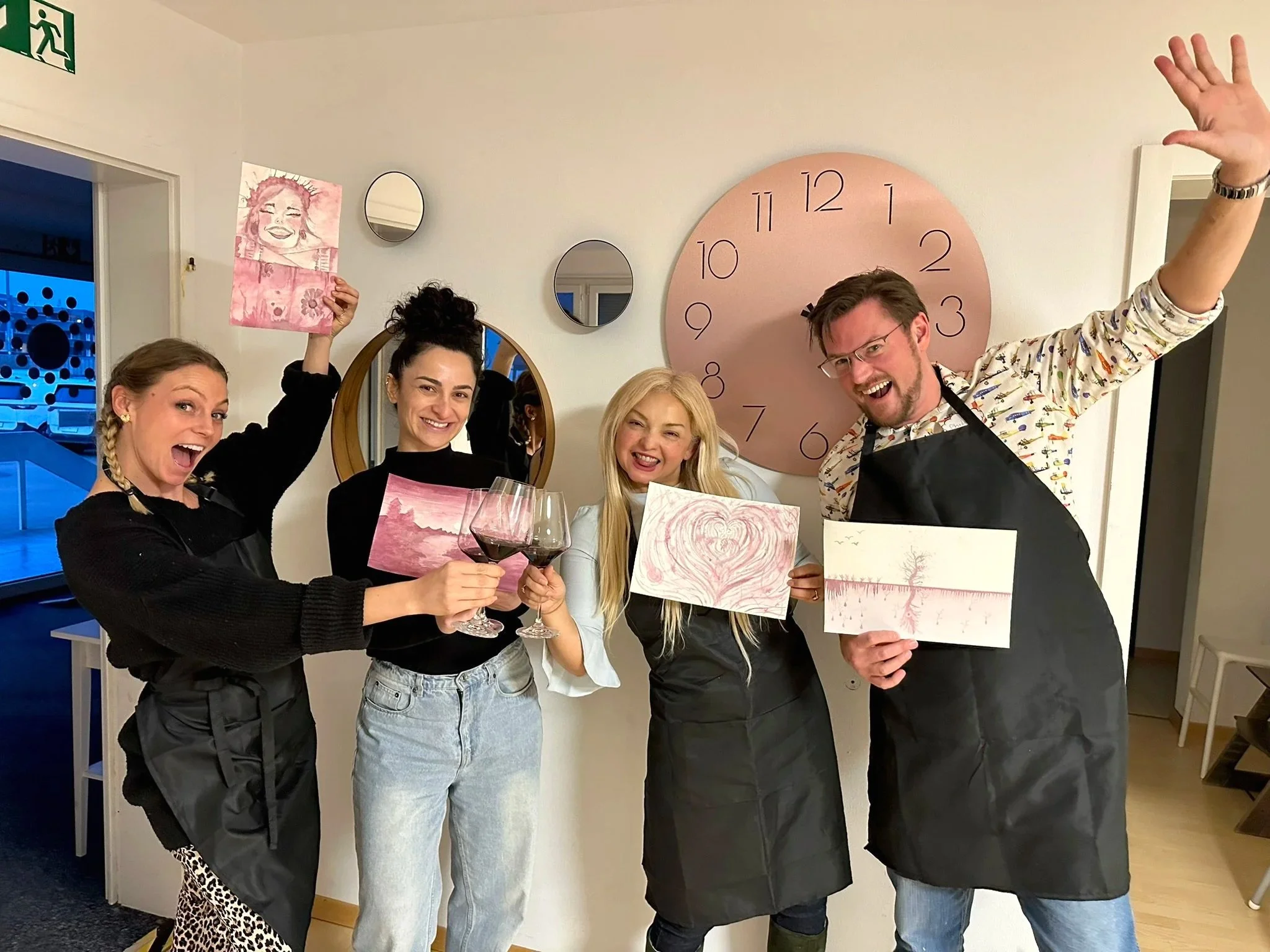 Kreatives Wein Erlebnis mit Künstlerin Ela Kulic: Teilnehmer beim Weinmalerei Workshop, Wine Painting in Heerbrugg. Malen mit Wein bei Rebela Wein & Kunst im Rheintal, Kanton Sankt Gallen