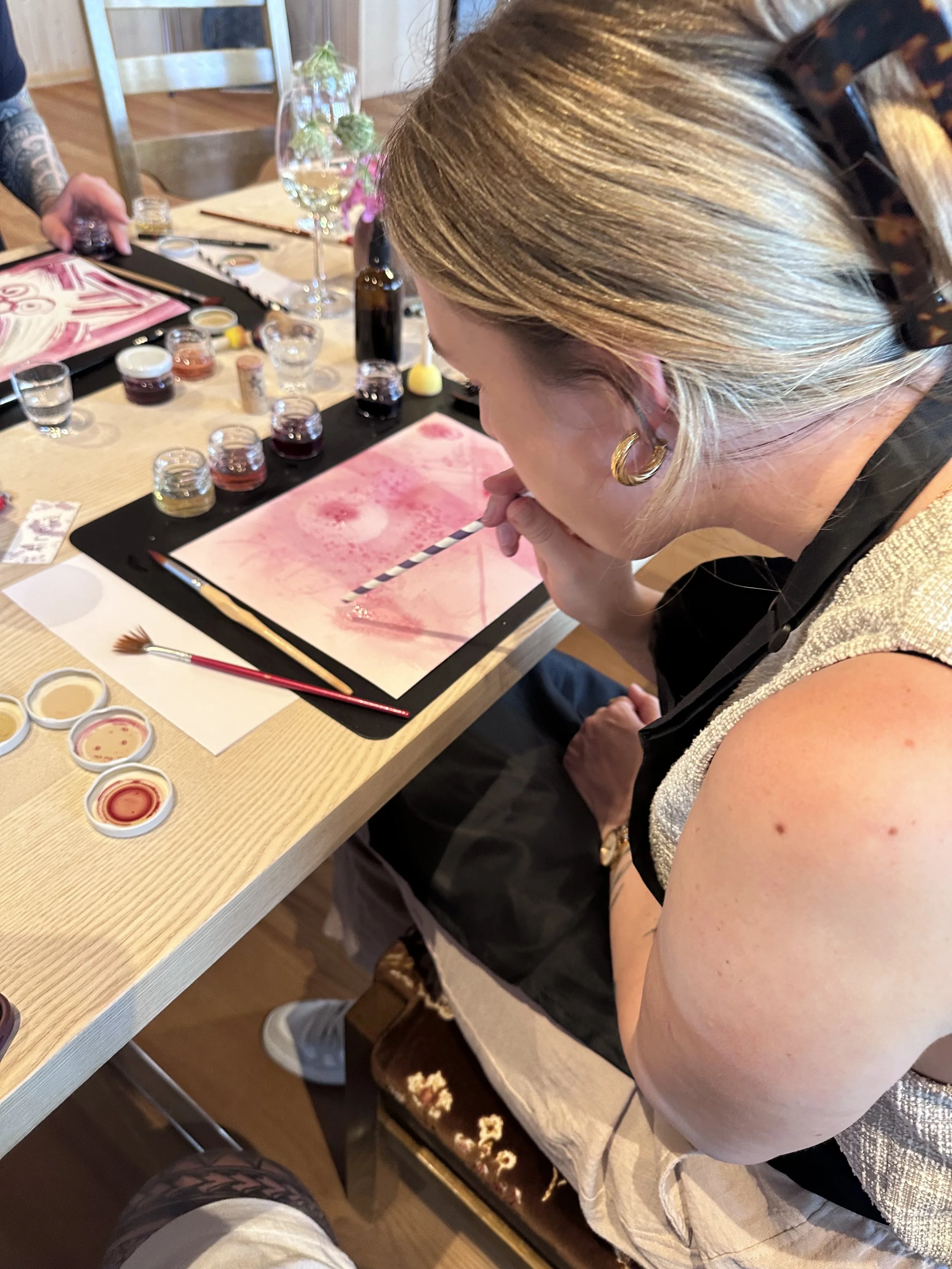 Weinmalerei Workshop für Firmen – kreative Weihnachtsfeier und Teambuilding in der Schweiz, Rebela Wein Kunst