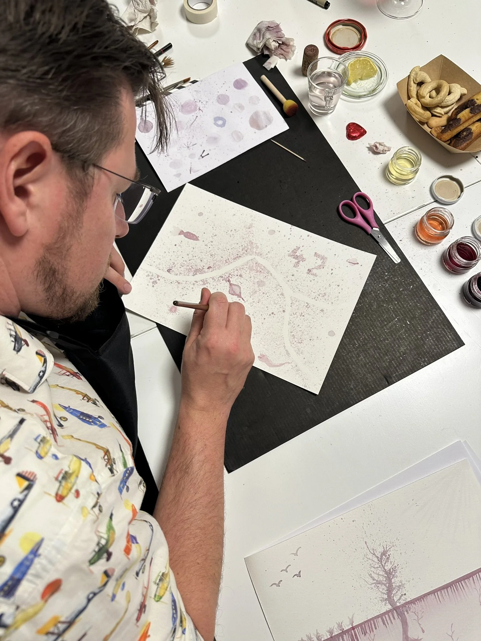 Kreatives Wein Erlebnis mit Künstlerin Ela Kulic: Teilnehmer beim Weinmalerei Workshop, Wine Painting in Heerbrugg. Malen mit Wein bei Rebela Wein & Kunst im Rheintal, Kanton Sankt Gallen.