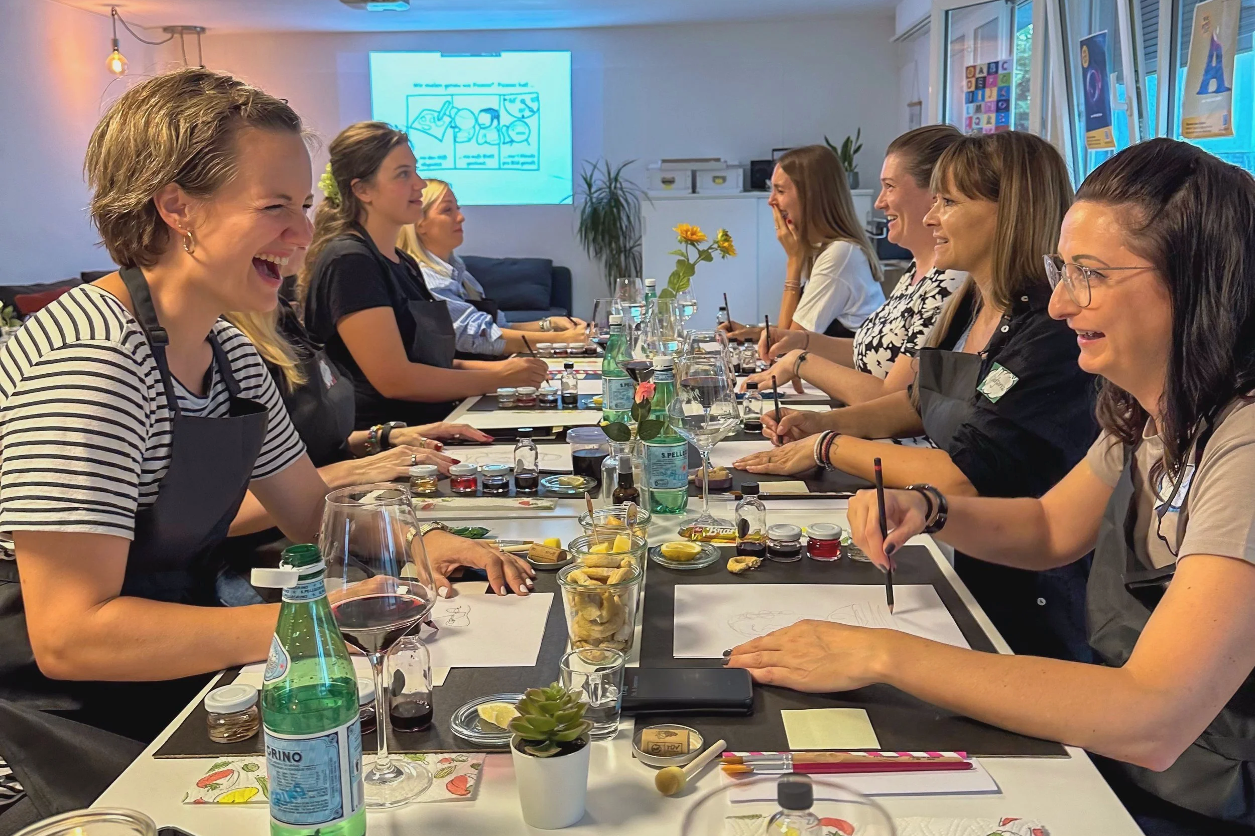 Kreatives Wein Erlebnis mit Künstlerin Ela Kulic: Teilnehmer beim Weinmalerei Workshop, Wine Painting in Heerbrugg. Malen mit Wein bei Rebela Wein & Kunst im Rheintal, Kanton Sankt Gallen.