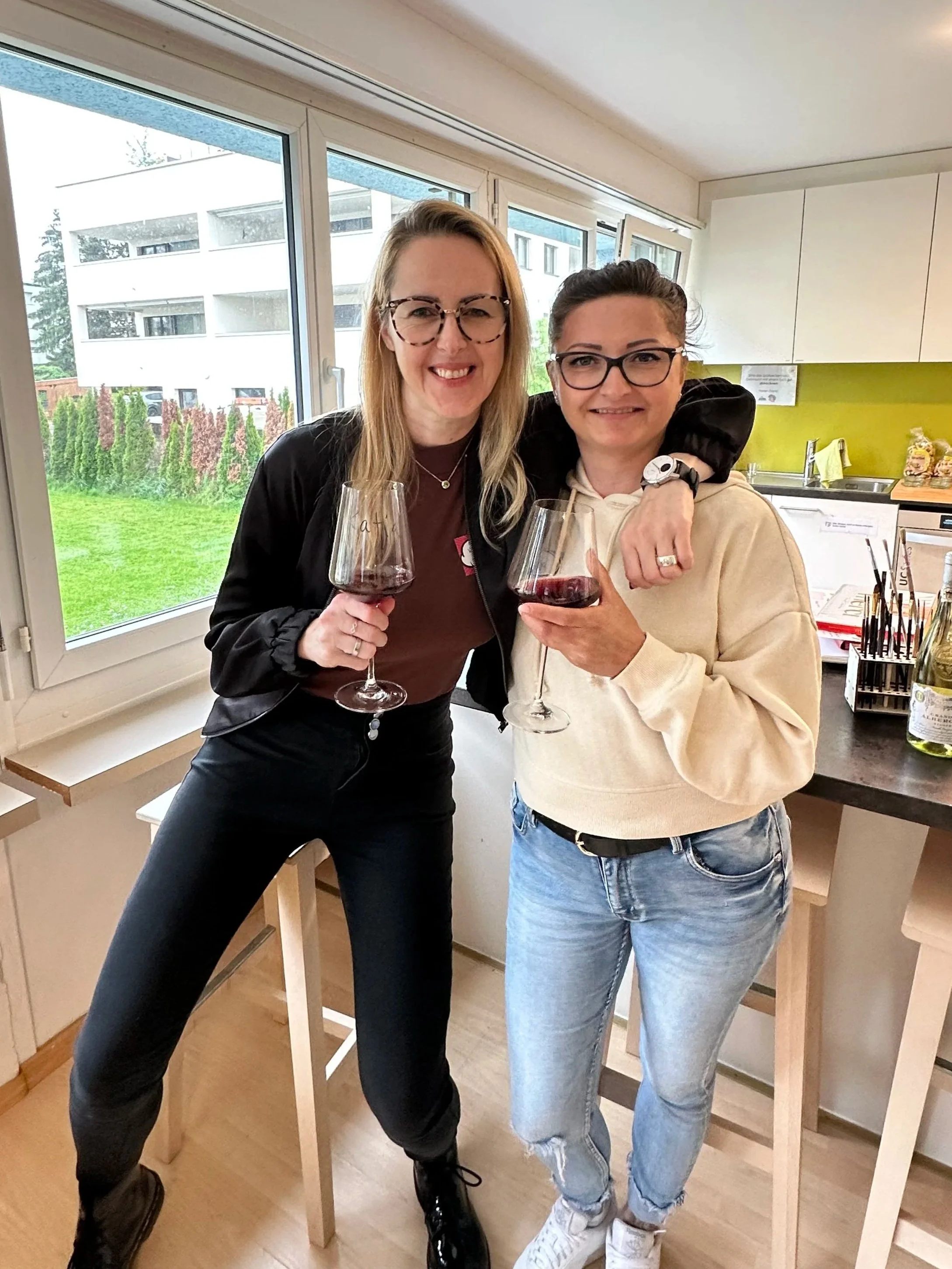 Kreatives Wein Erlebnis mit Künstlerin Ela Kulic: Teilnehmer beim Weinmalerei Workshop, Wine Painting in Heerbrugg. Malen mit Wein bei Rebela Wein & Kunst im Rheintal, Kanton Sankt Gallen.