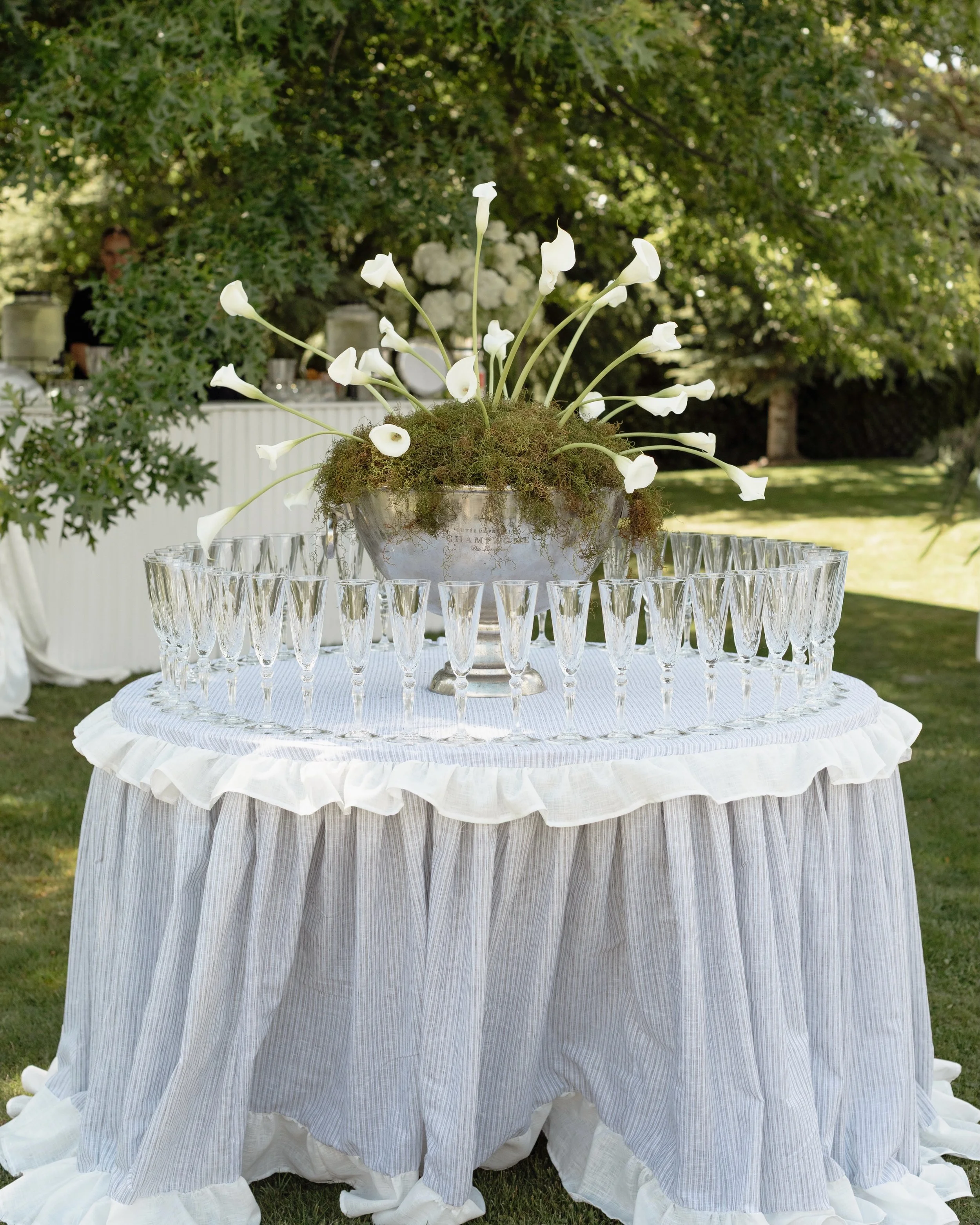 Details to obsess over // Laura had her heart set on bespoke decals, designed to transform silver platters into a seating chart and bar signs. From our initial consultation to final execution, her vision was thoughtfully brought to life through consi
