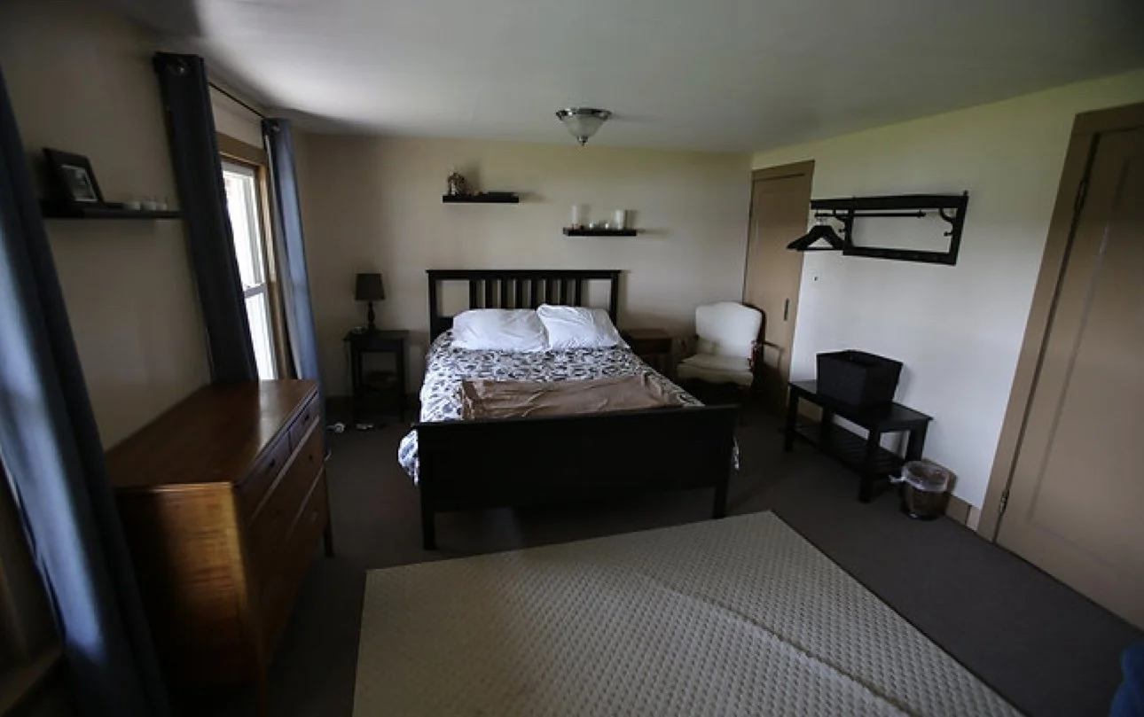 First floor room with queen bed