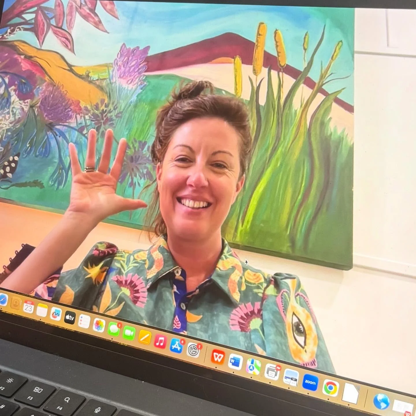 Did you know @happymess_bellingen offer art therapy sessions over zoom! From the comfort of your very own home!! Today I took this picture as I was logging onto an appointment and realised my outfit matched my painting behind me 😜😂😉. If you have v