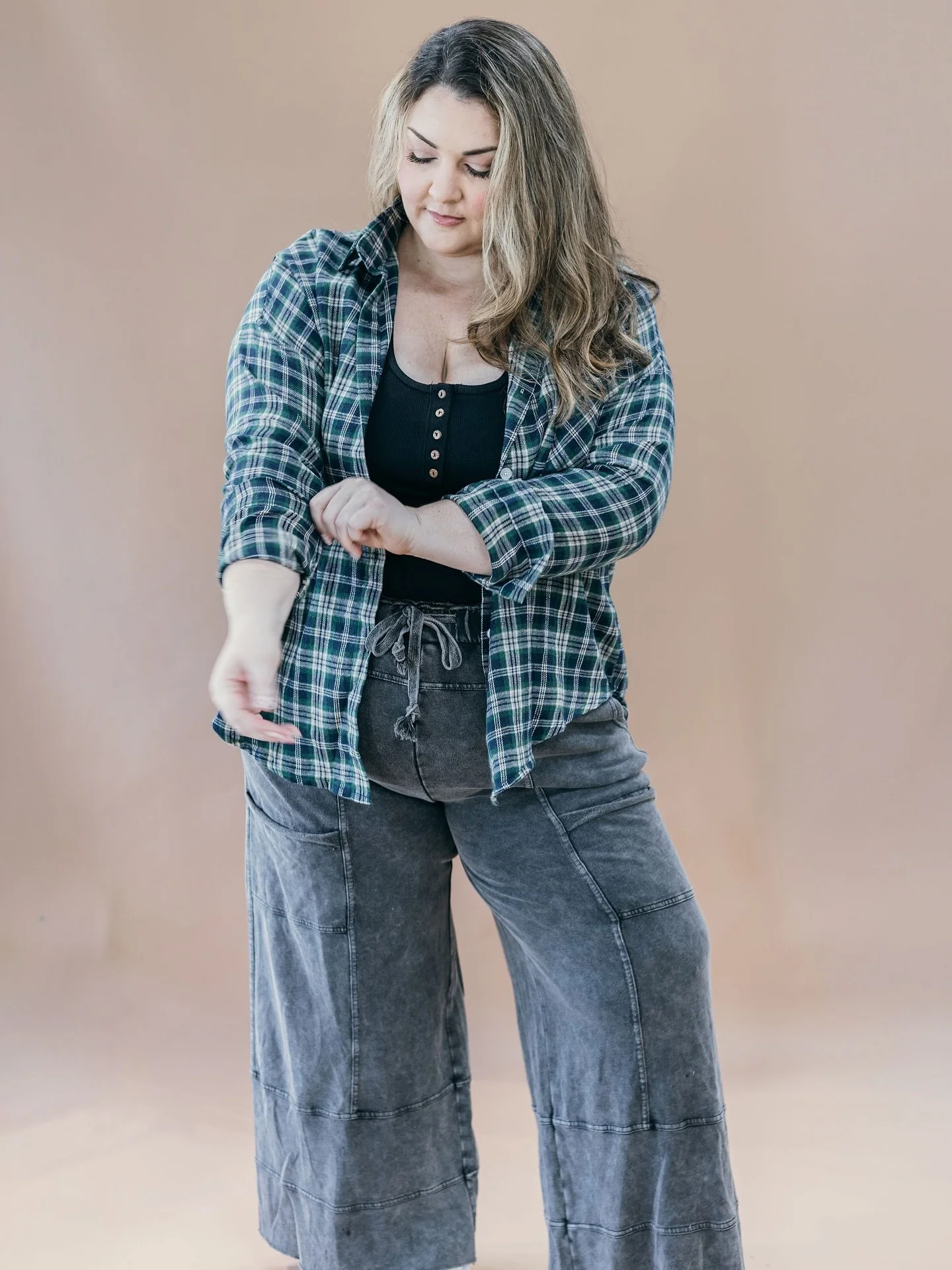 When the temps drop, the flannels come out 🖤

This entire outfit screams comfort &amp; style- comes in sizes 1x-3x! 

#flannelweather #ootd #fallfavorites #plussizes #boutiquestyle