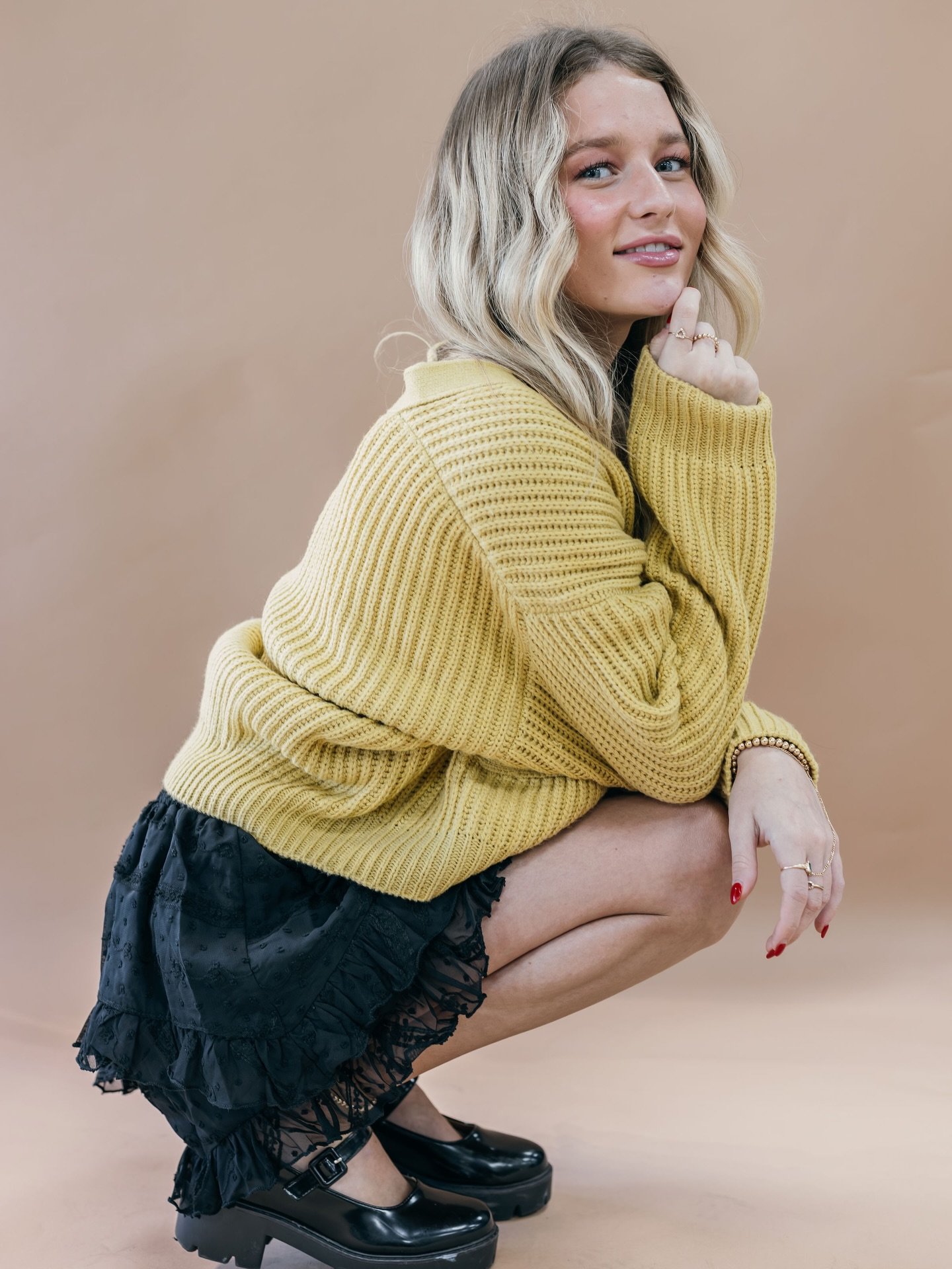 Spring styling rule: mix your seasons 🌸

Sweaters with shorts.
Jeans with short sleeves. 
Layering pieces you already love. 

It&rsquo;s all about getting more wear out of pieces you already love while stepping into the new season in style 🫶🏽

Sho