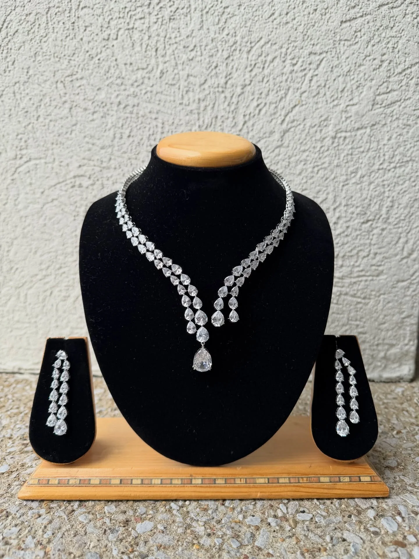 Looking for the perfect finishing accessories for prom? We&rsquo;ve got you 💖

These stunning jewelry sets are giving elegant, timeless, and just enough sparkle ✨
Complete with matching necklace &amp; earrings-Whether you&rsquo;re going full glam or