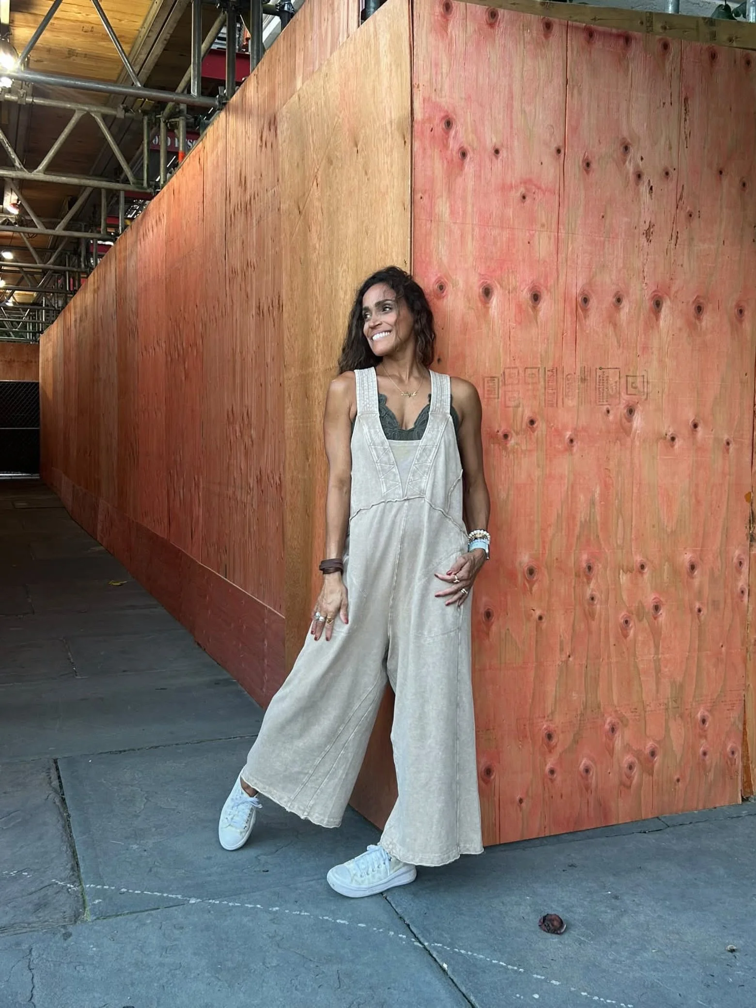 This is your sign to romanticize the easy outfit. 🤍✨
Sunday Ease Jumpsuit, styled to perfection by @paulaeline_ifbbpro 🥹 

We LOVE seeing Queen B out in the wild! Limited availability in this piece. Shop in store or online at www.qbboutique.com 🫶?