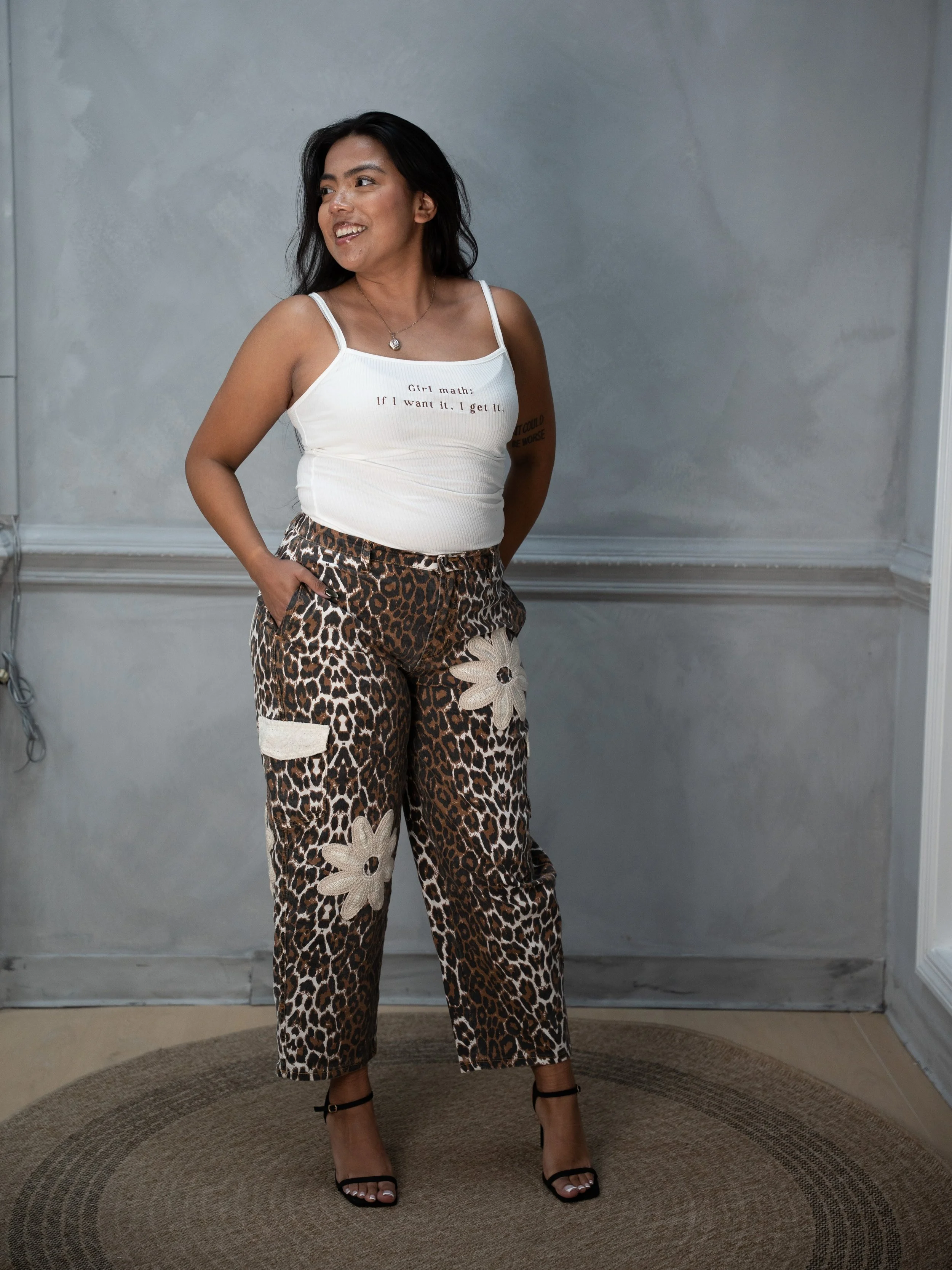 For the girls who are tired of basic denim&hellip; 

Barrel Jeans everyone needs in their wardrobe 🤎 

S-L available! Model wearing a small! $62.99