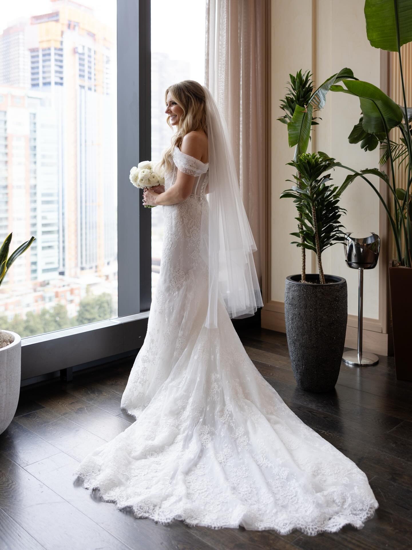 Nothing sweeter than soaking in these morning bridal moments 👰🏼&zwj;♀️✨👠 

 Shot for @rachaelkazmier 

Chicago lifestyle photographer 
Chicago family photographer
Chicago Wedding Photographer 
Chicago Wedding Photography
Wedding Photography
Weddin