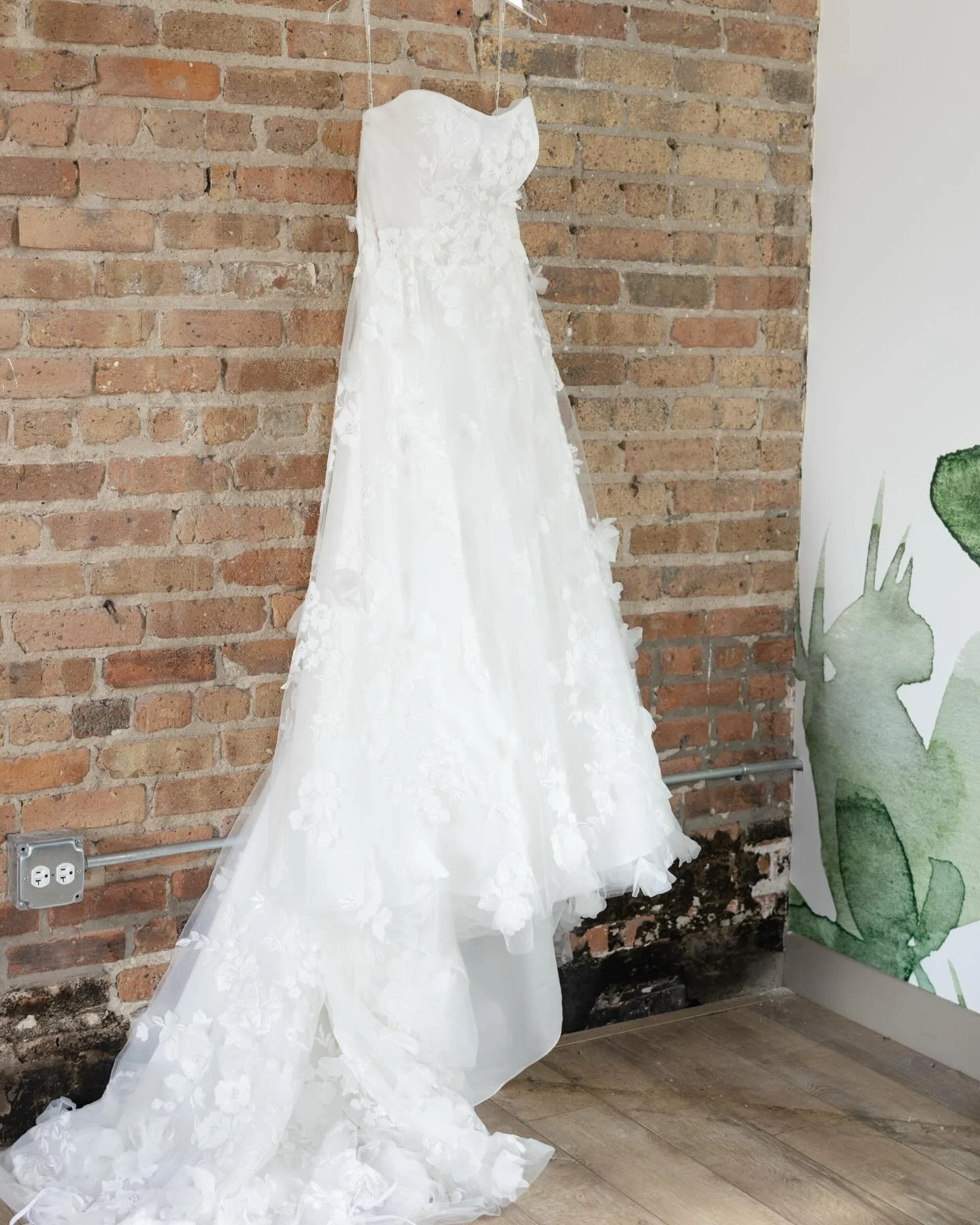A September day in the city 🌇🫖🕯️💒

Shot with @ebbylphotography.co 

&bull;

#chicagoweddingphotographer #milwaukeephotography #chicagophotography #lovestory #lifestylephotography chicagocouples
chicagobride charlestonbride charlestonweddingphotog