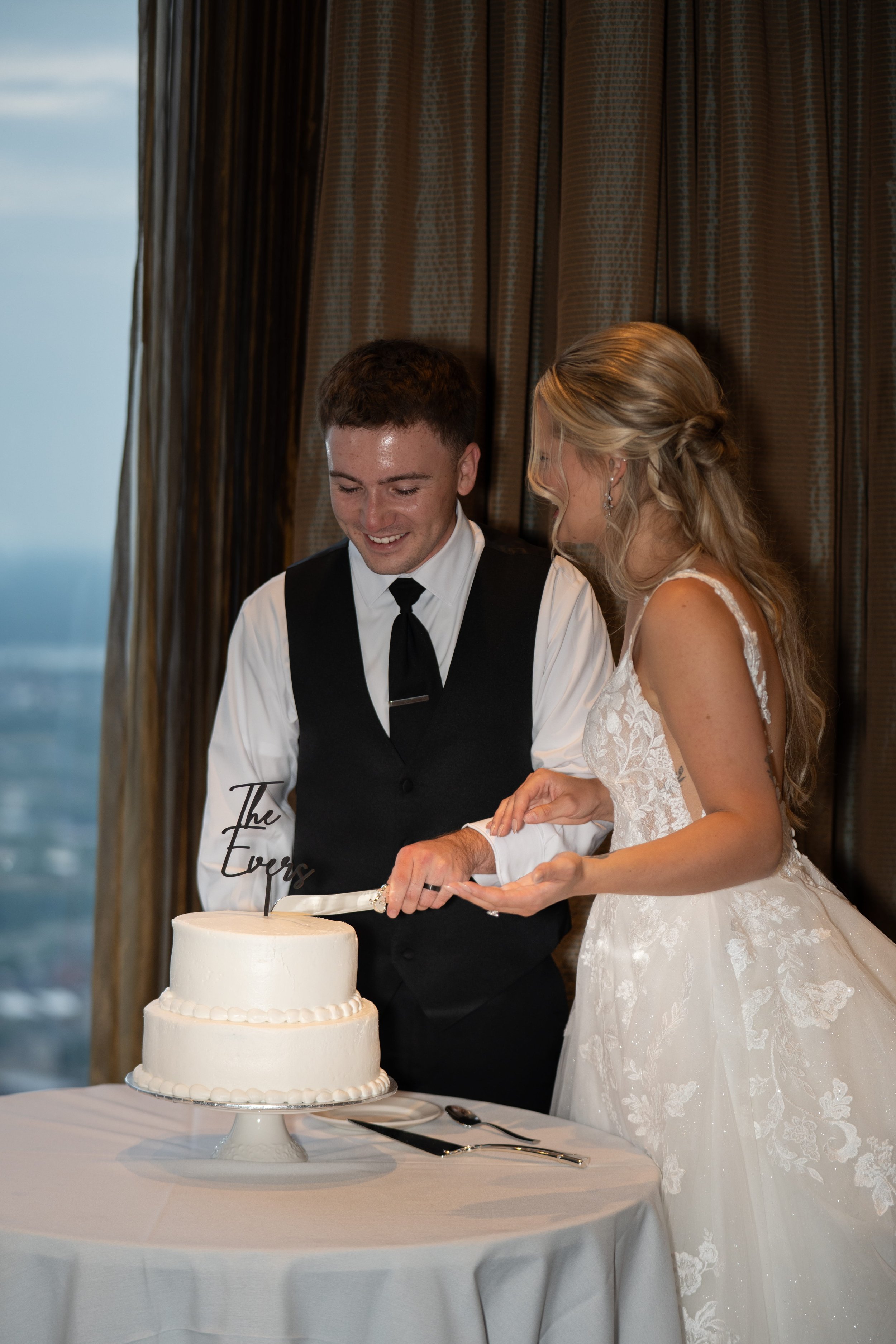 Wedding_Cake_Cutting_Candid.jpg