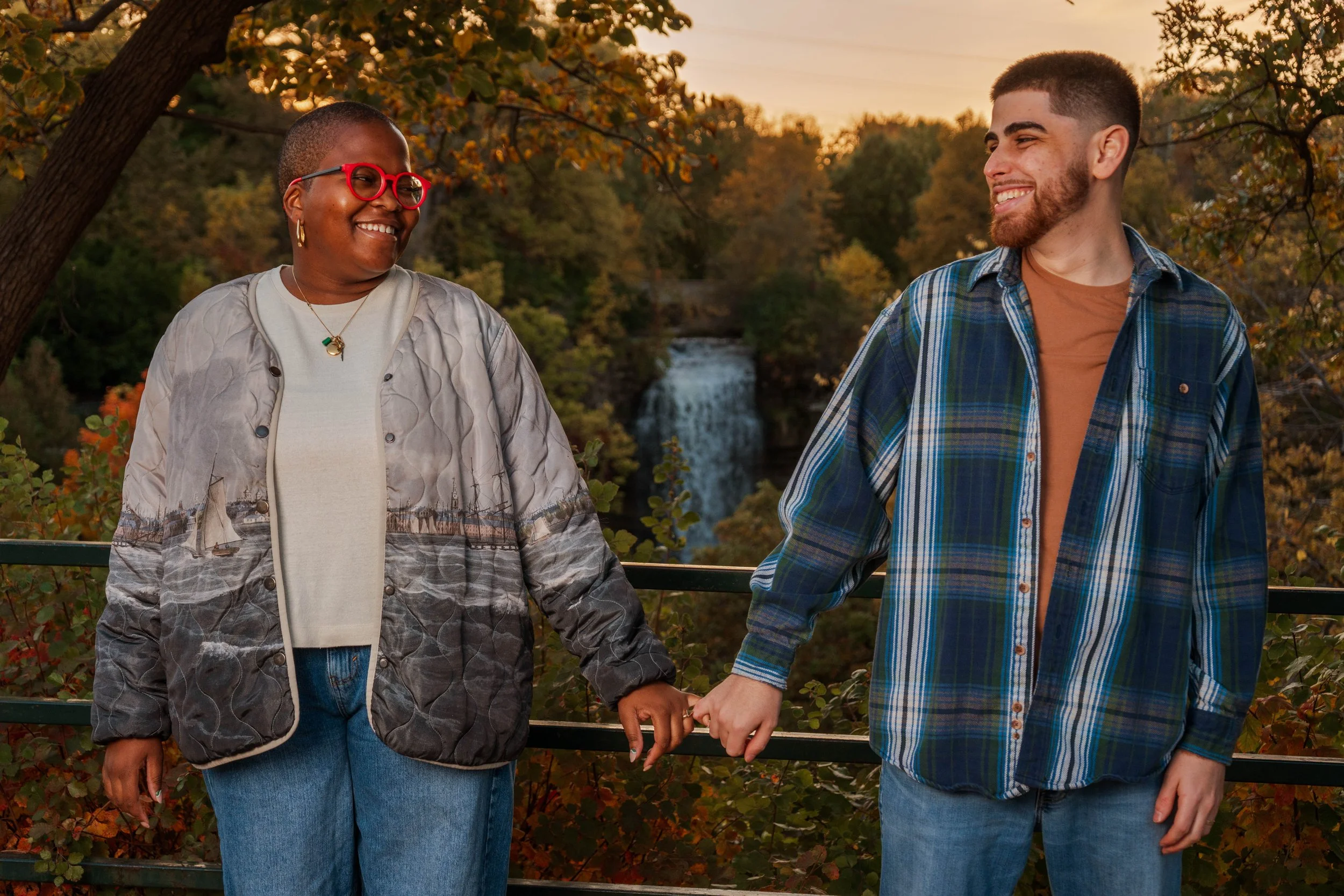 Outdoor_Couple_Portrait_Minnehaha_Falls.jpg