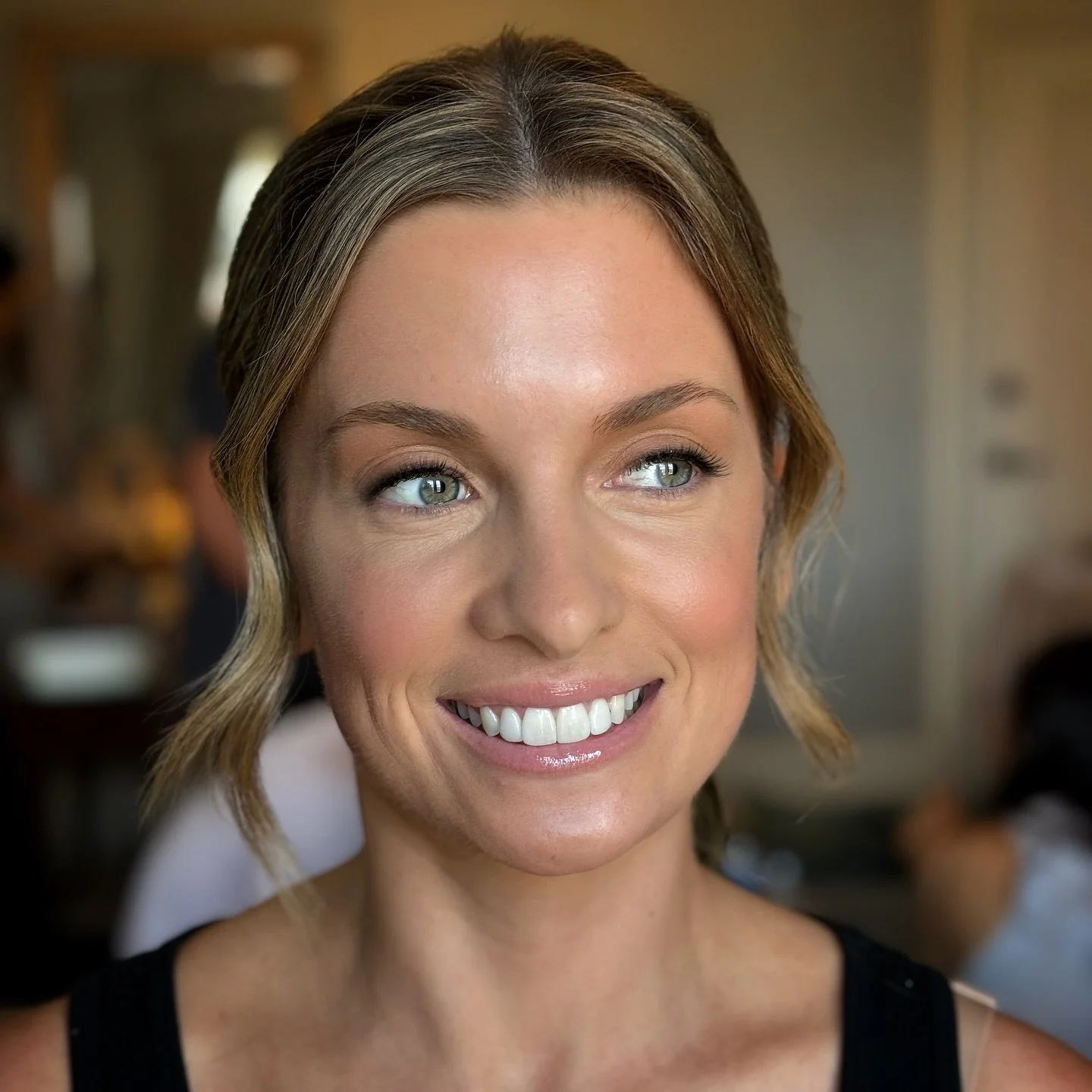 Soft, timeless beauty 🤎 Details below&hellip;

Neutral shadow with a touch of bronzer blended in the crease to open the eye. Smudged brown eyeliner &amp; baby lashes for a little extra volume. Flawless skin &amp; a soft pink cheek to tie together th