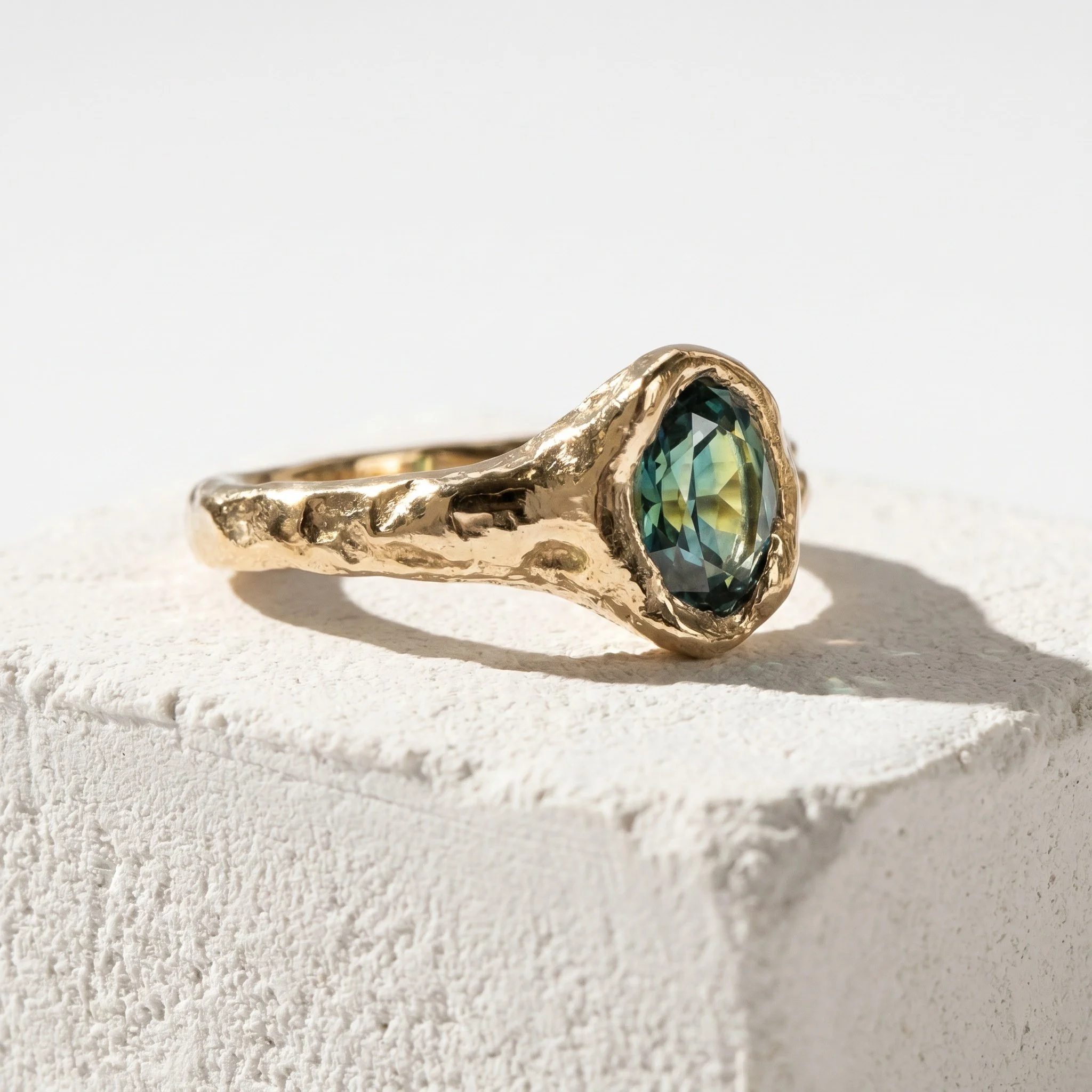 nightjar_image_change_gemstone_to_a_oval_parti_sapphire_side_angle (1).jpeg