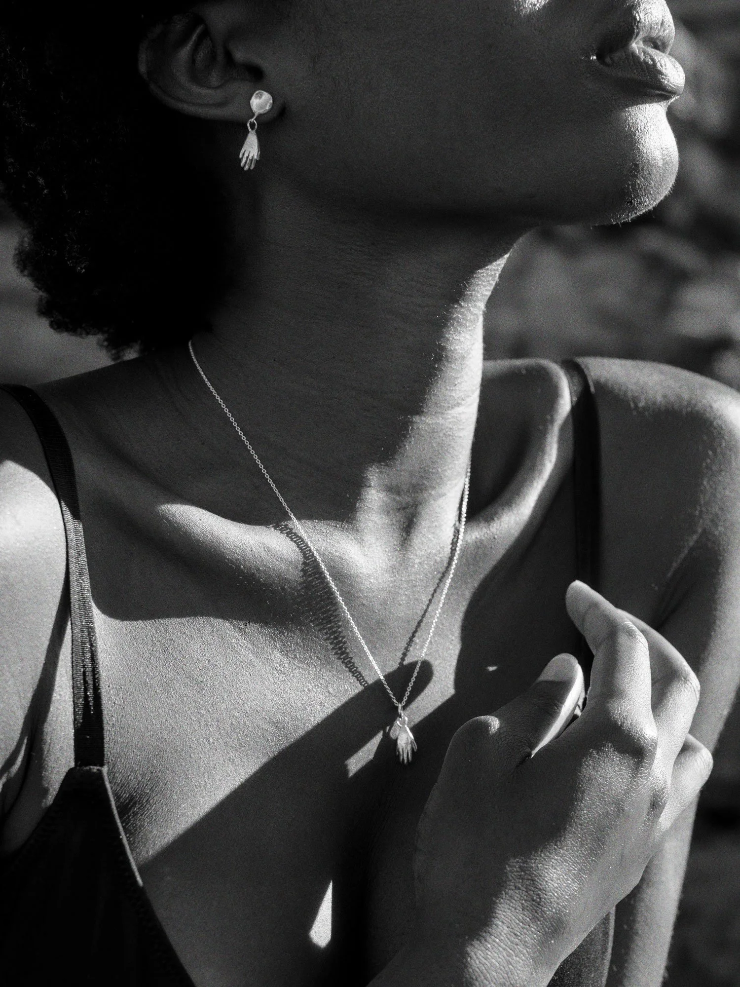 hand-pendant_necklace_on_2.jpg