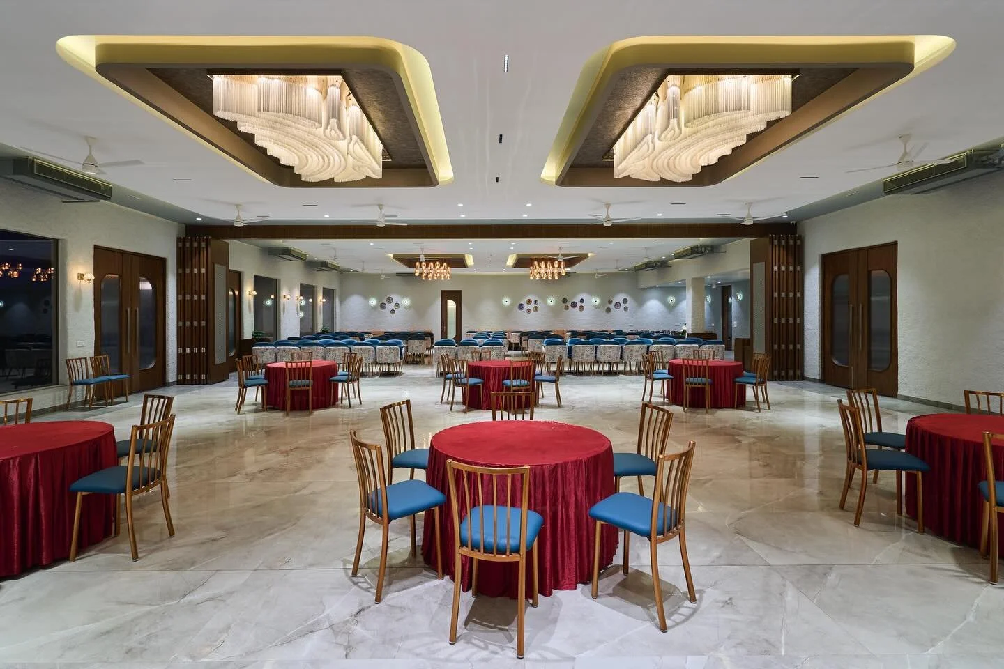 Seamlessly extending the dinning and banquet space of Hotel Ashoka at Jamb to enhance guest experiences with architectural finesse and comfort.
Commercial space interior design by @sunilnagalassociates 

Project Photography by @ashishbhonde 

#conmer