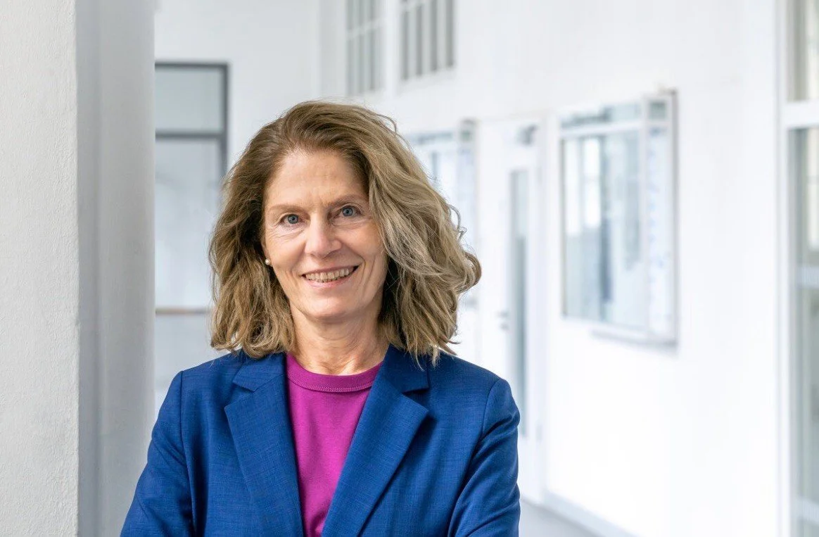 Dr. Birgit Dietz stehend an einem Rednerpult.