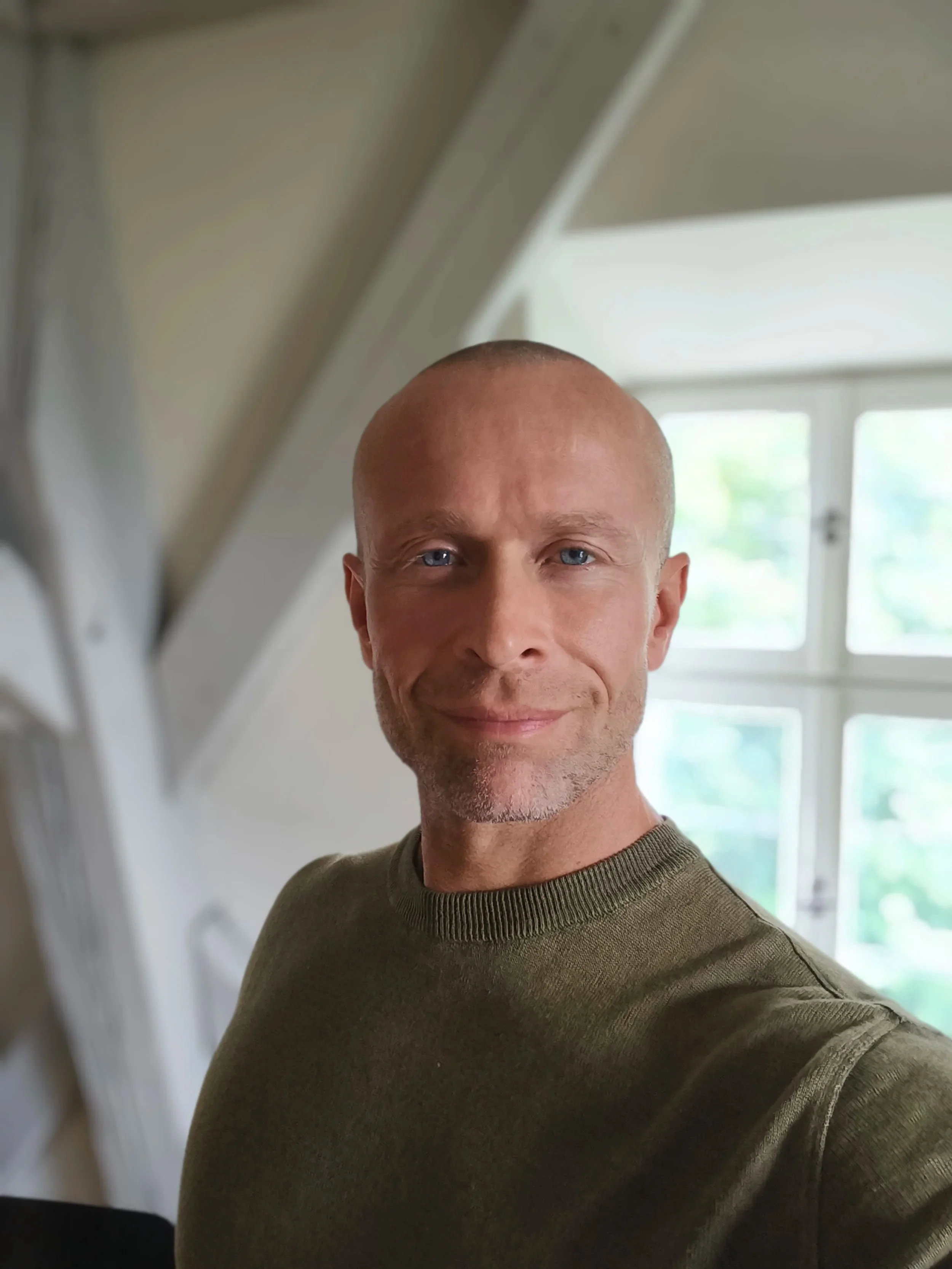 Florian Dietz vor seinem Arbeitsplatz