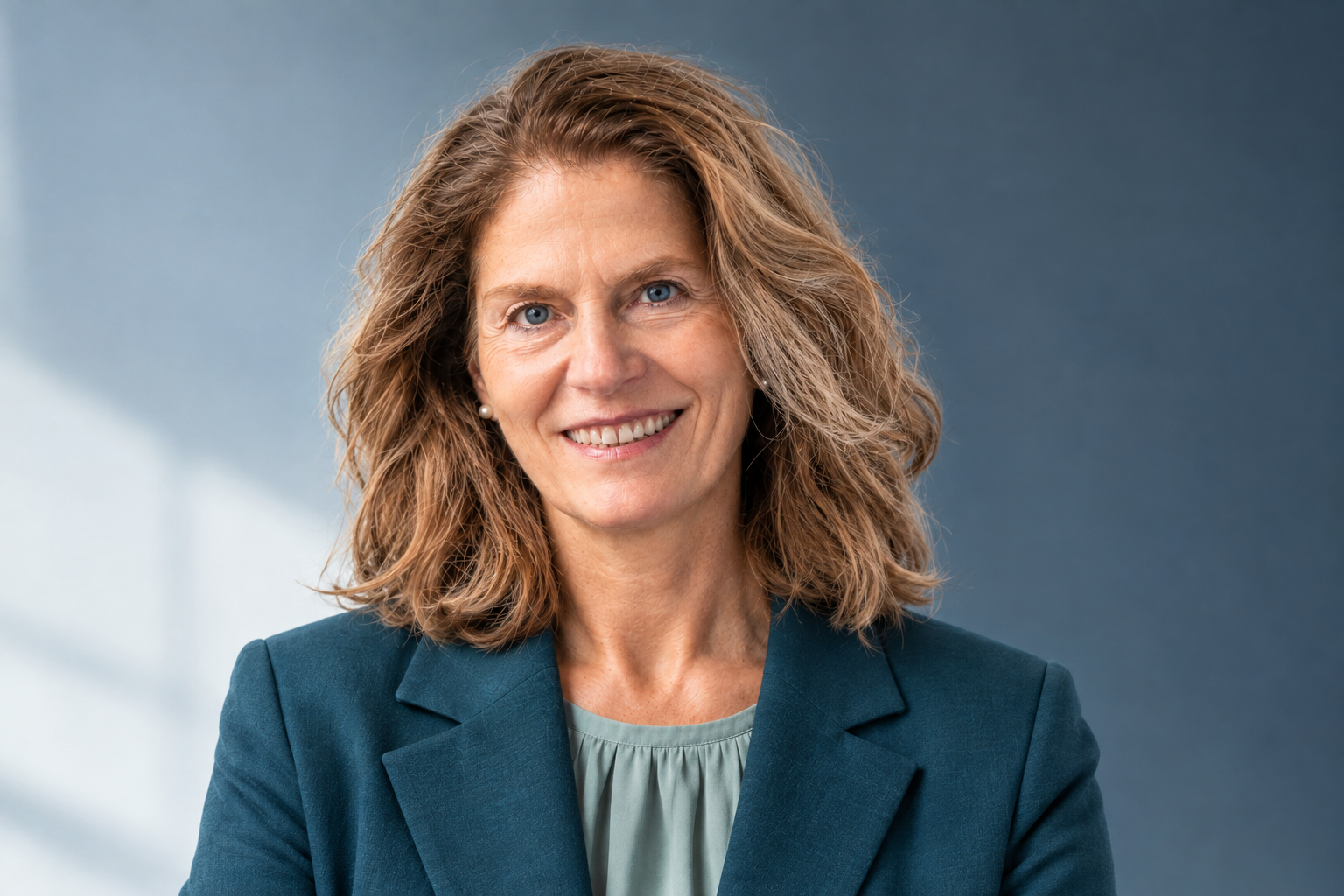 Dr. Birgit Dietz stehend an einem Rednerpult.