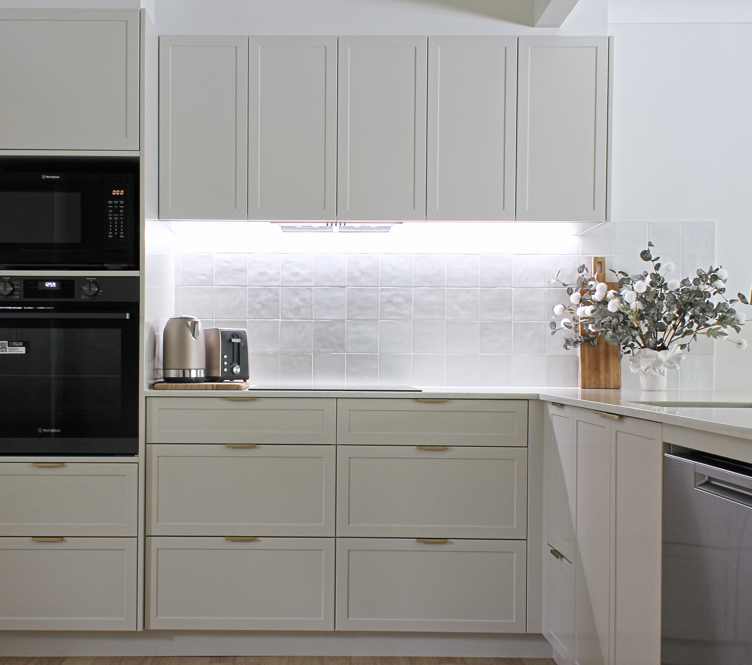 warm shaker kitchen design, square tile splashback, brass lip pull handles
