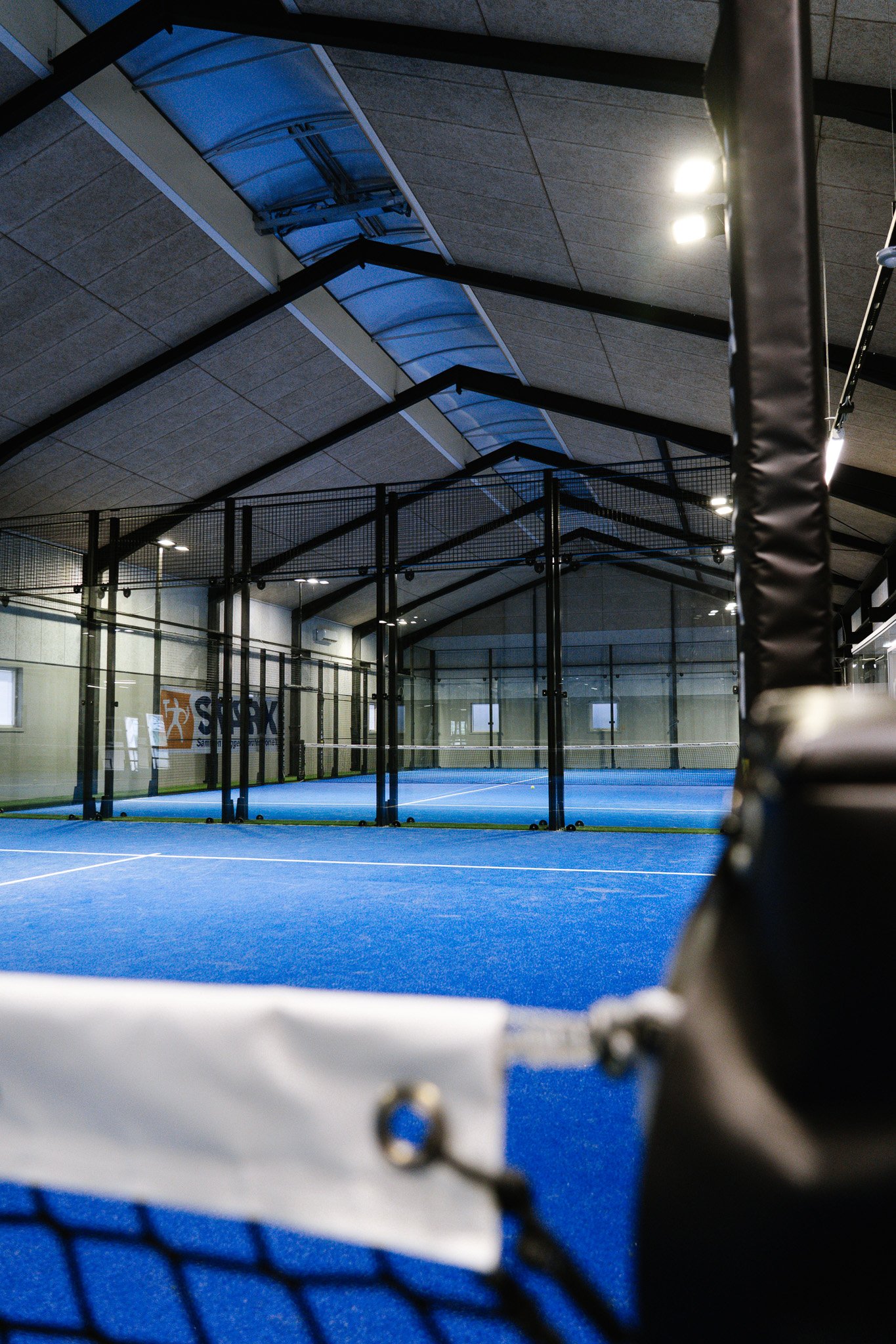 Padel Hornbæk tilbyder 2 state of the art padelbaner og et godt indeklima.