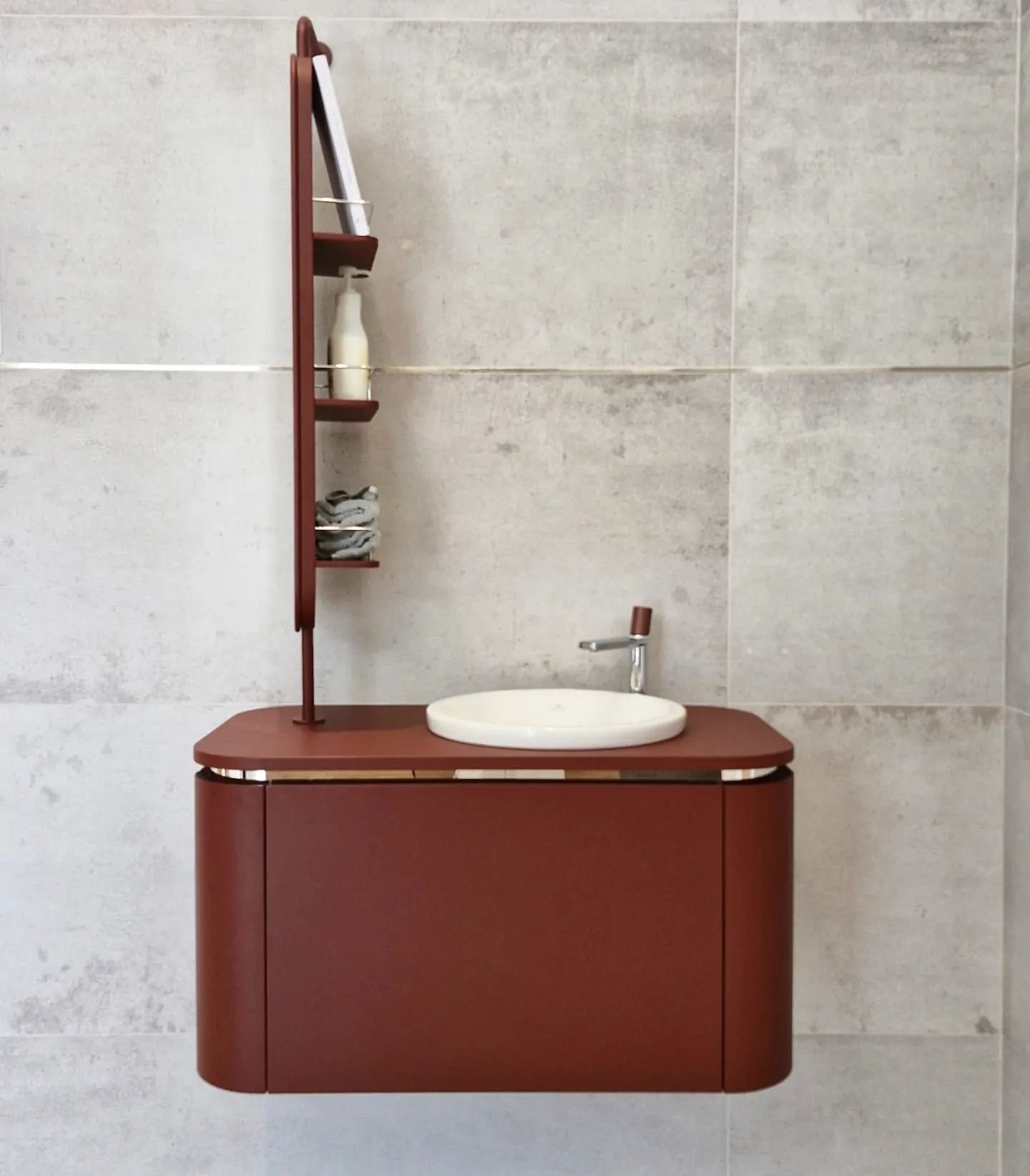 Un meuble vasque au design audacieux, optimisant chaque espace de rangement. 

Une ligne dor&eacute;e contraste &eacute;l&eacute;gamment avec cette laque rouge brique, tandis qu'un miroir rotatif d&eacute;voile de subtiles &eacute;tag&egrave;res. 

U