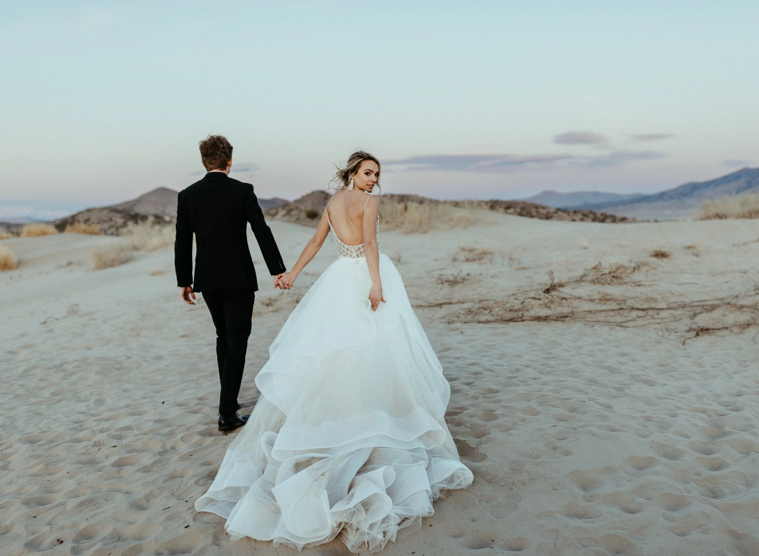 Couple eloping in Eastern Oregon sand dune landscape