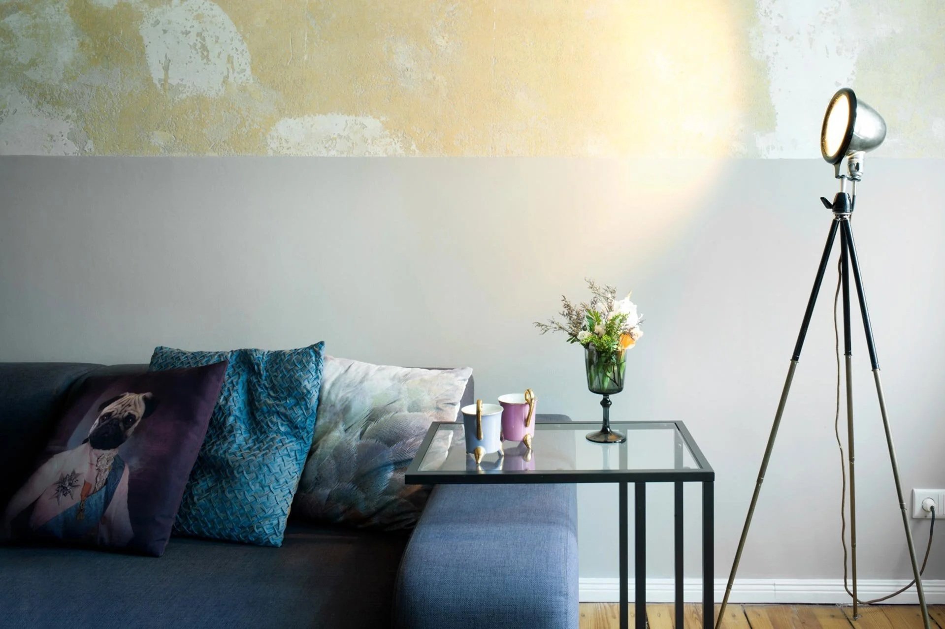 Hochwertig gestaltetes Wohnzimmer eines Apartments in Berlin von Innenarchitekt Berlin