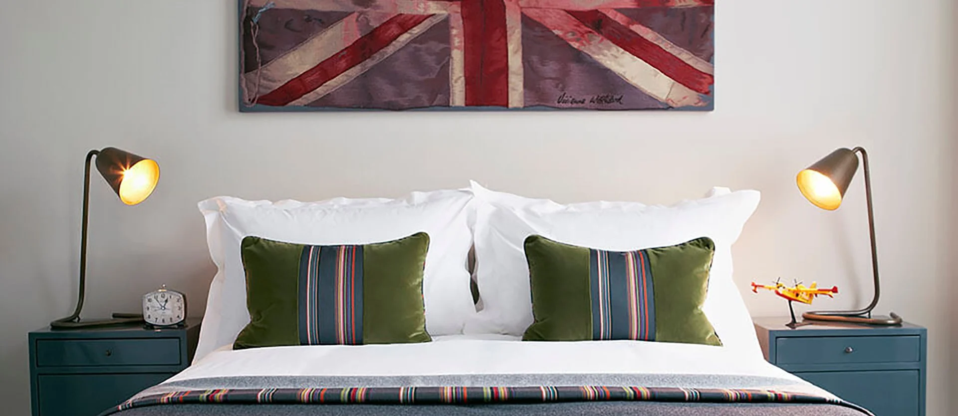 Schlafzimmer eines gestalteten Apartments in London – hochwertiges Interior Design für Ferienunterkünfte und Apartment Design