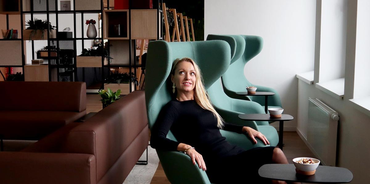 Julia Kosina im Office Cafe als Innenarchitektin in Berlin