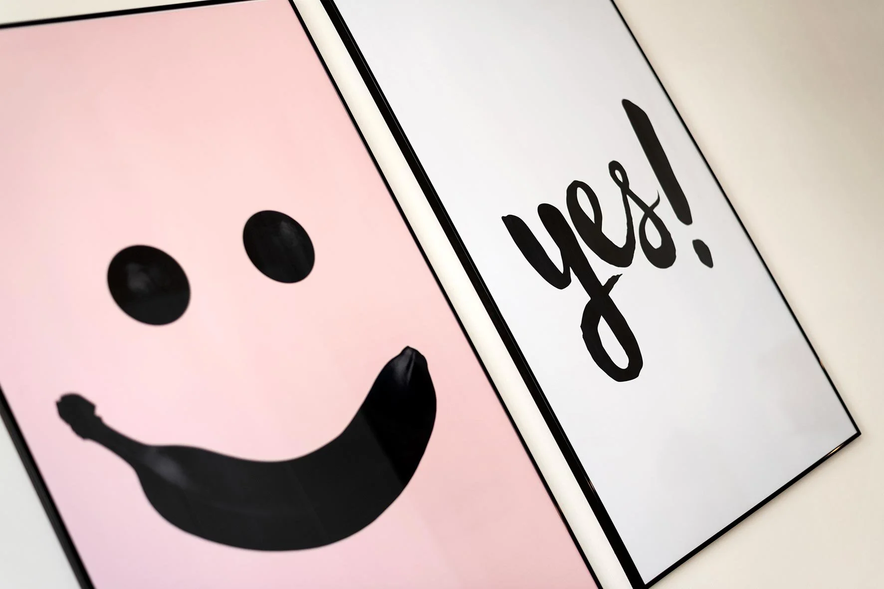 Poster an Wand in Apartment