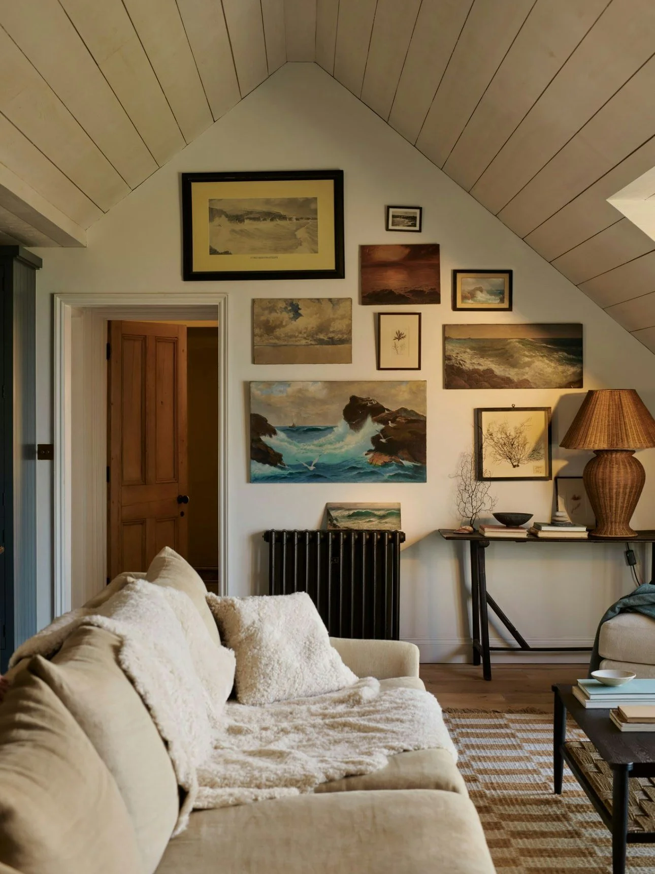 Autumn in the UK feels extra special ✨🍂 🌿  Golden light, crisp walks, and cosy corners to escape to. We&rsquo;re so lucky to work with some truly beautiful places that capture the magic of this time of year 🧡 

✨ @atlanta.trevonebay &ndash; a drea