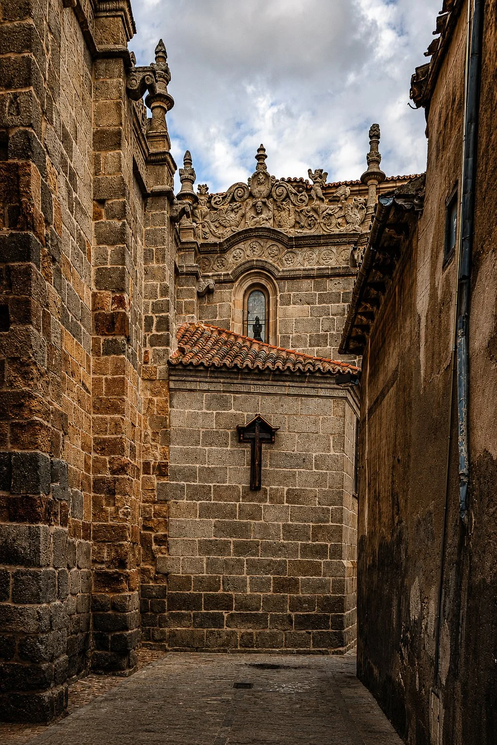 A Parede Guarda uma Cruz
